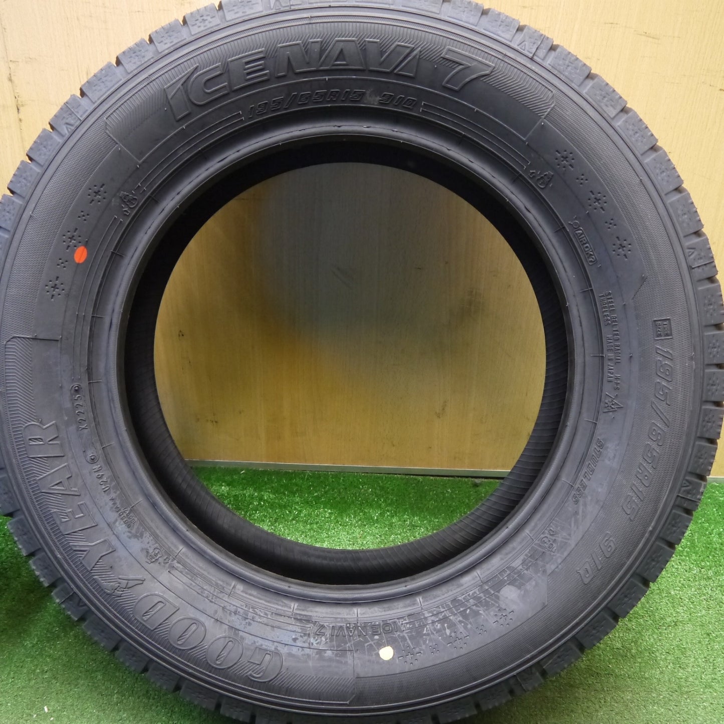 未使用！25年★スタッドレス 195/65R15 グッドイヤー アイスナビ7 タイヤ 15インチ ノア ヴォクシー ステップワゴン プリウス エスクァイア 等★6031602Hスタ