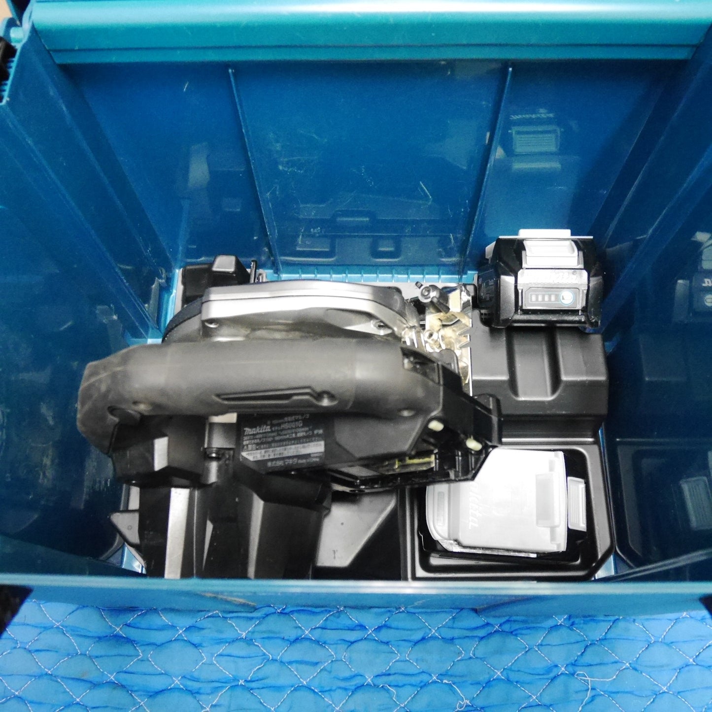 [送料無料] バッテリー2個付☆マキタ 165mm 充電式 マルノコ HS001G 電動 工具 切断機 丸のこ 丸ノコ 丸鋸 makita 木工用☆