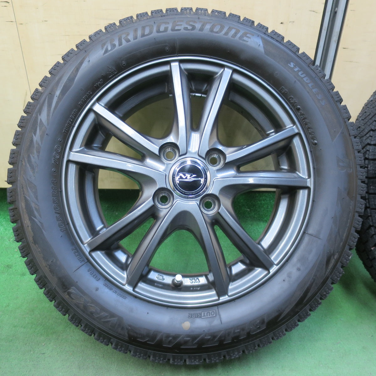 バリ溝！23年！キレイ！ほぼ10分★スタッドレス 165/65R14 ブリヂストン ブリザック VRX2 NIRVANA NV ニルバーナ ニルヴァーナ 14インチ ソリオ ハスラー 等 PCD100/4H★5123016イス