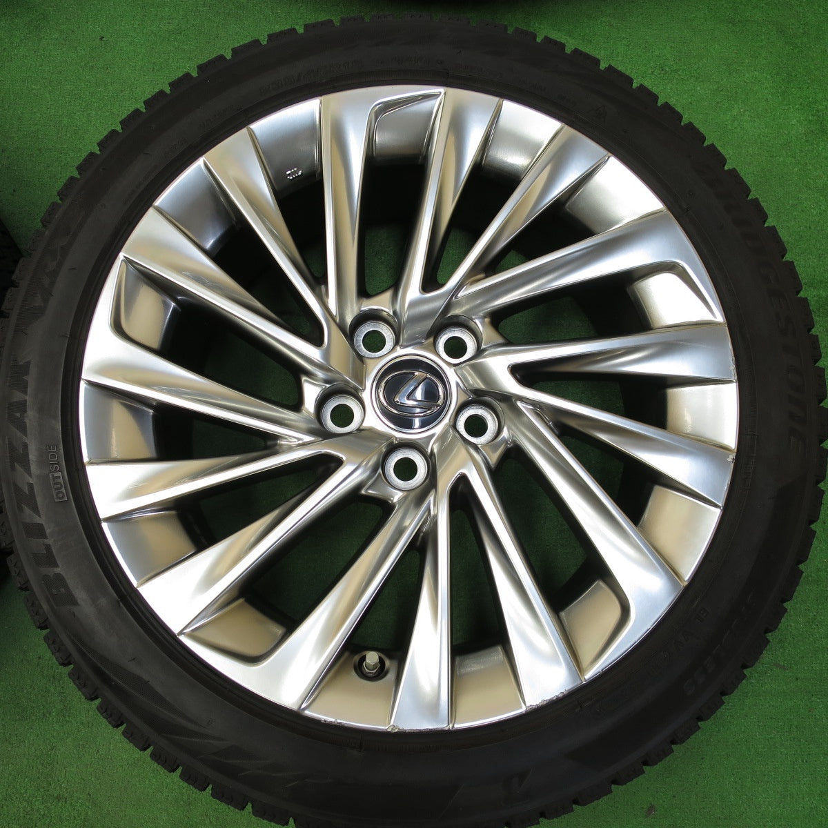 *送料無料* センサー付！バリ溝！綺麗！9.5分★レクサス ES300h バージョンL 純正 235/45R18 スタッドレス ブリヂストン ブリザック VRX2 PCD114.3/5H★4042202KMス