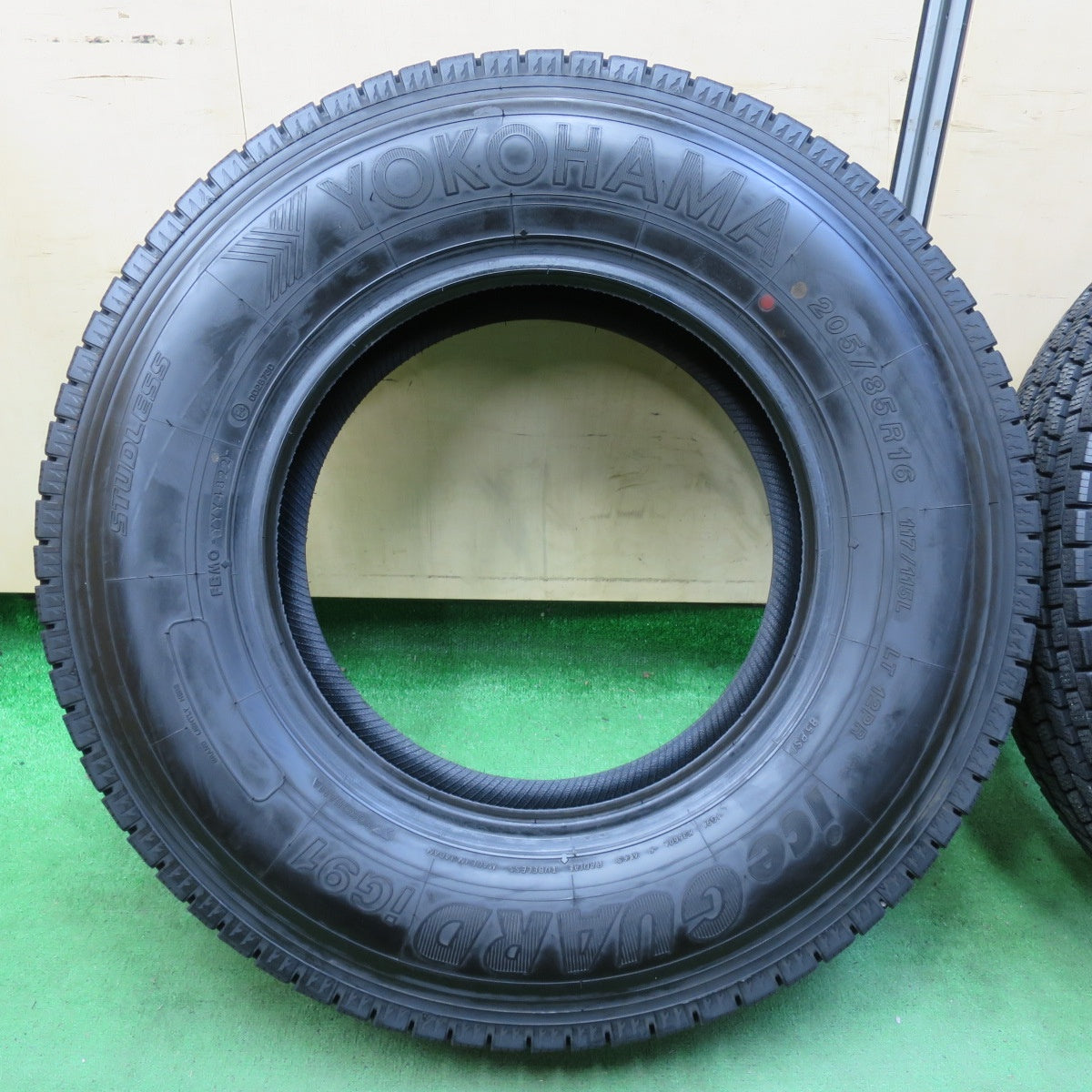 [送料無料] バリ溝！22年！9.5分★トラック タイヤ 205/85R16 117/115L 12PR スタッドレス ヨコハマ アイスガード iG91 16インチ★4092806イスタ