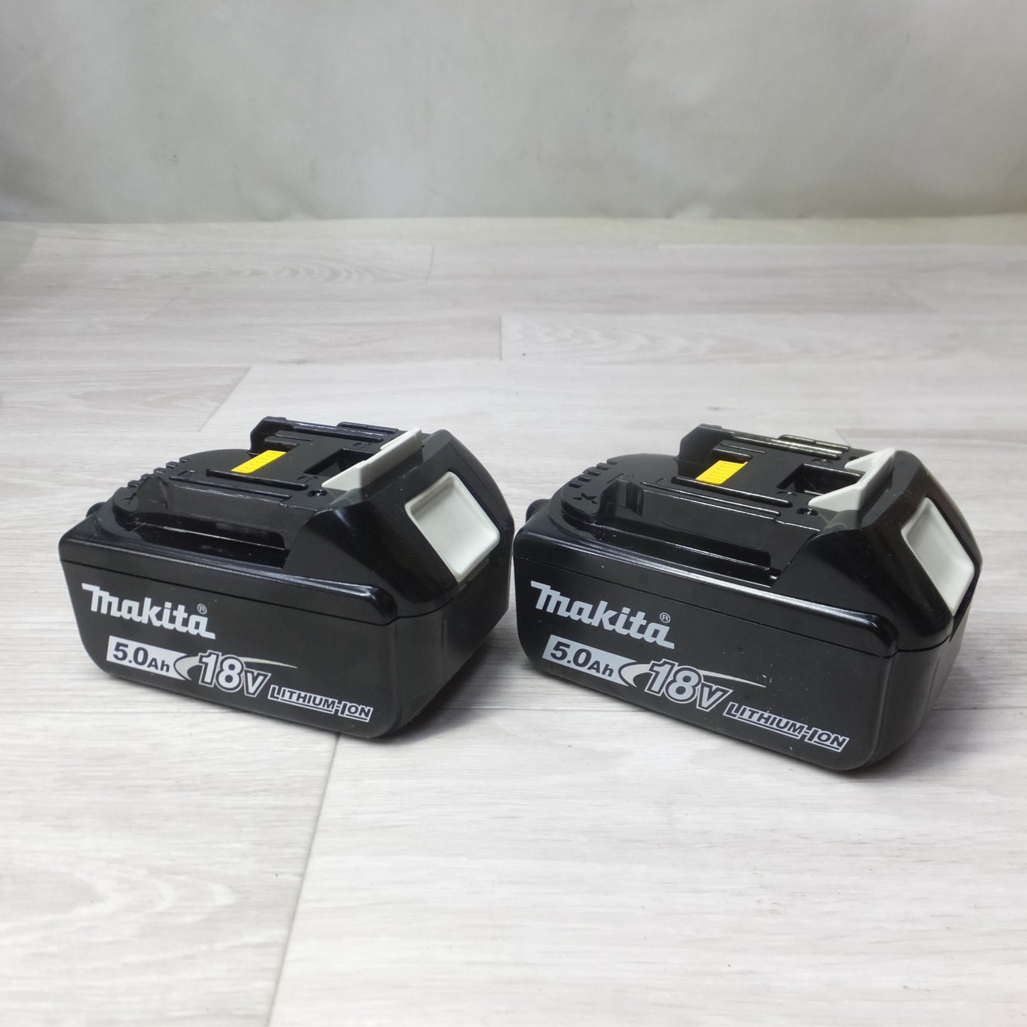 [送料無料] 美品◆makita マキタ 125mm 充電式ディスクグラインダ 18V バッテリー2個 充電器付き 研磨機 電動工具◆