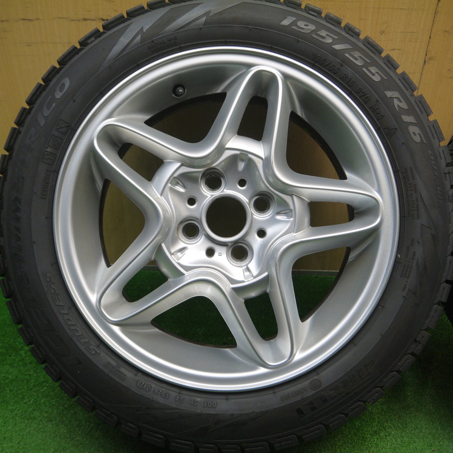 [送料無料] バリ溝！20年！キレイ！9分★MINI R56 ミニ クーパーS 純正 195/55R16 スタッドレス ピレリ アイスアシンメトリコ 16インチ PCD100/4H★4122704Hス