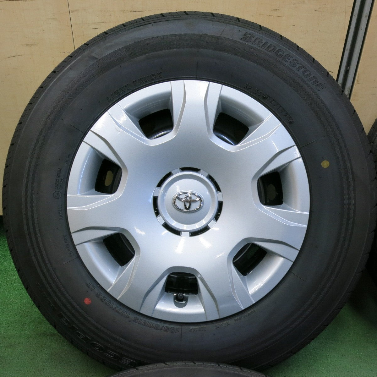 新車外し！25年★トヨタ 200系 ハイエース 純正 スチール 195/80R15 107/105S ブリヂストン エコピア RD613 15インチ PCD139.7/6H★5081802SKノ