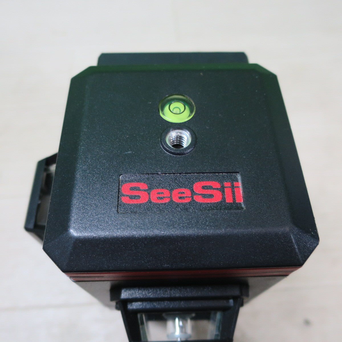 [送料無料] キレイ！バッテリー2個付き☆Seesii レーザー墨出し器 MKS12F-G 電動 工具 墨出器 水平 器 垂直 建築 シーシー☆