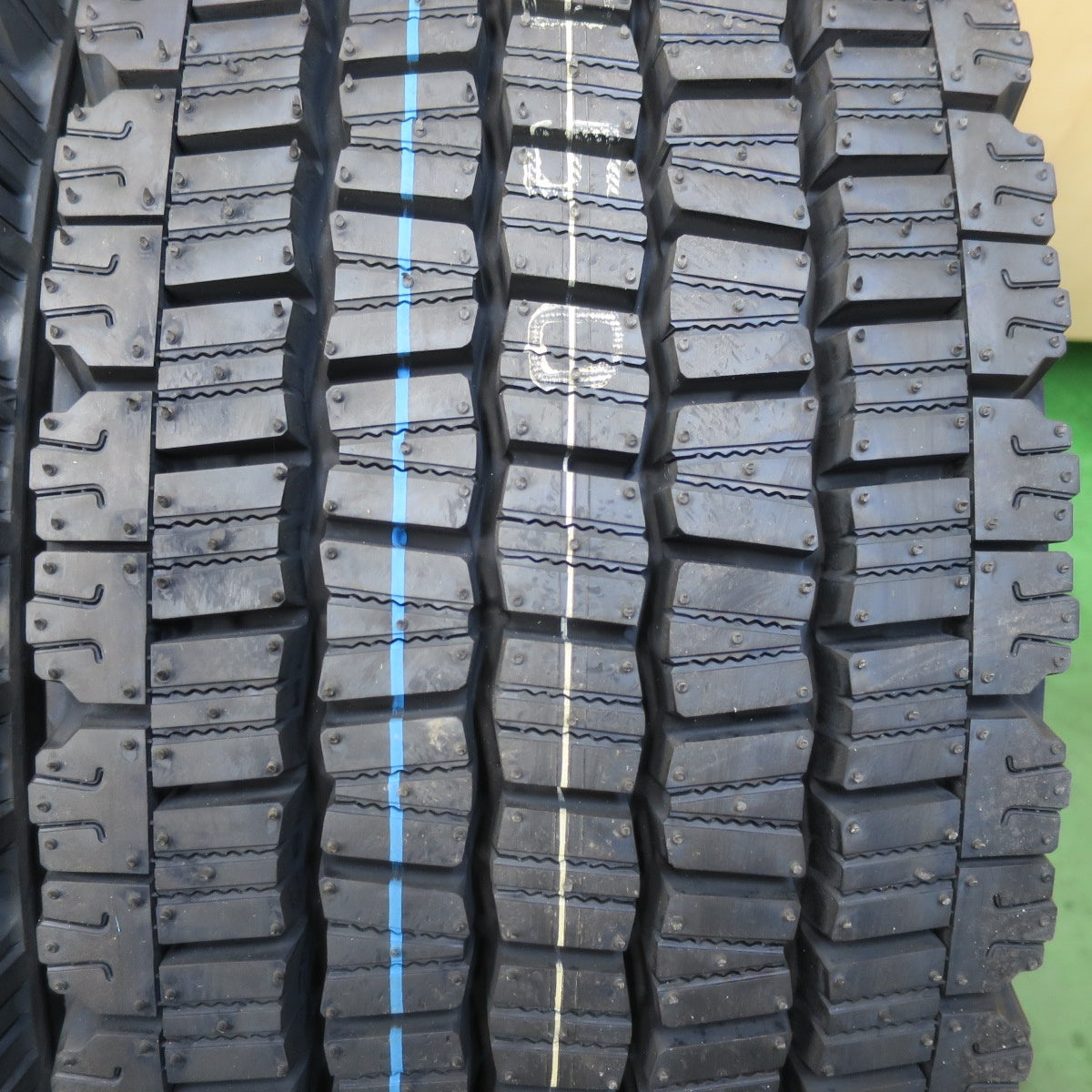 未使用！25年！2本★トラック タイヤ 245/70R19.5 136/134J スタッドレス ダンロップ デクテス SP081 DECTES 19.5インチ★5111603イスタ