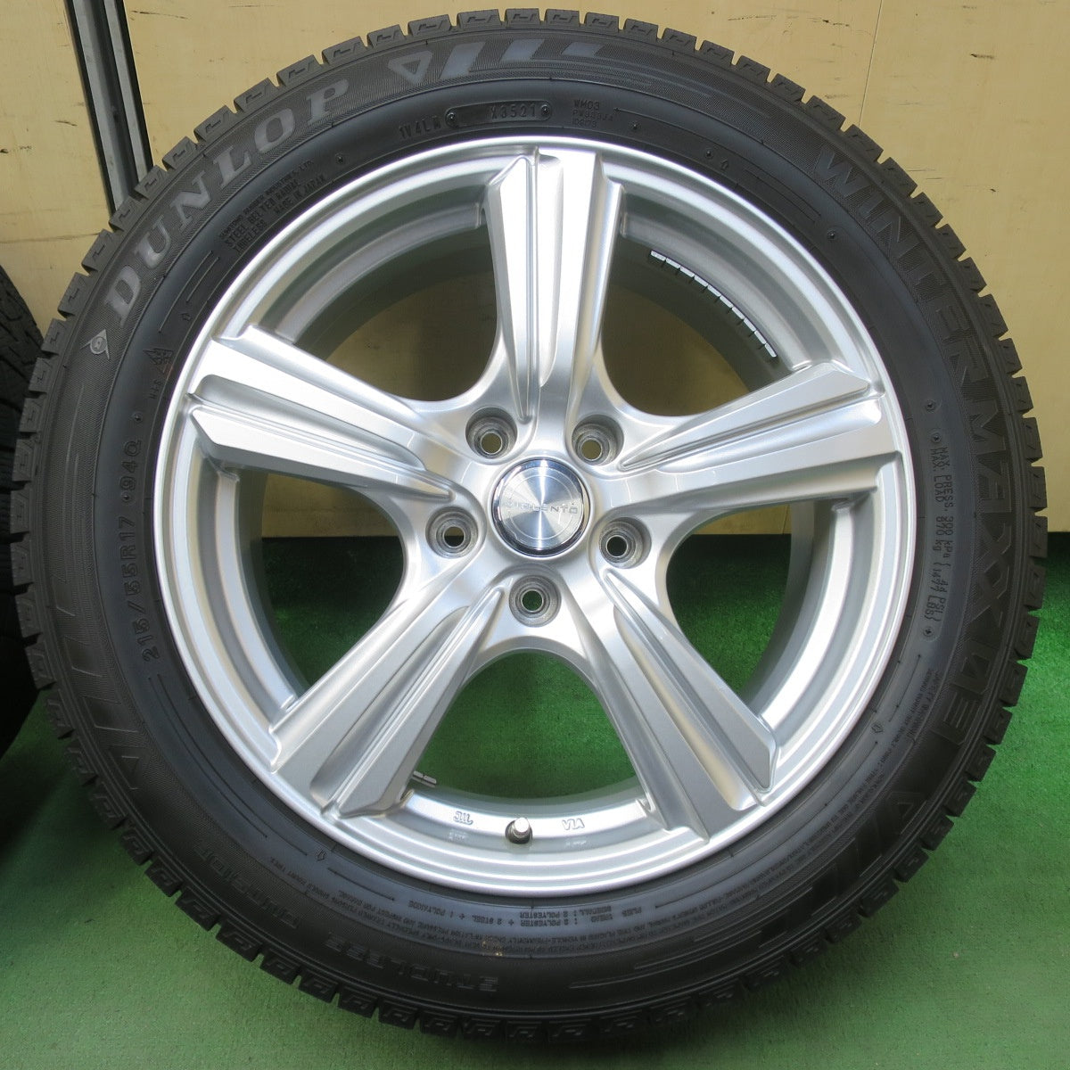 キレイ！21年★スタッドレス 215/55R17 ダンロップ ウインターマックス 03 VIOLENTO ヴィオレント 17インチ PCD114.3/5H★5111109イス
