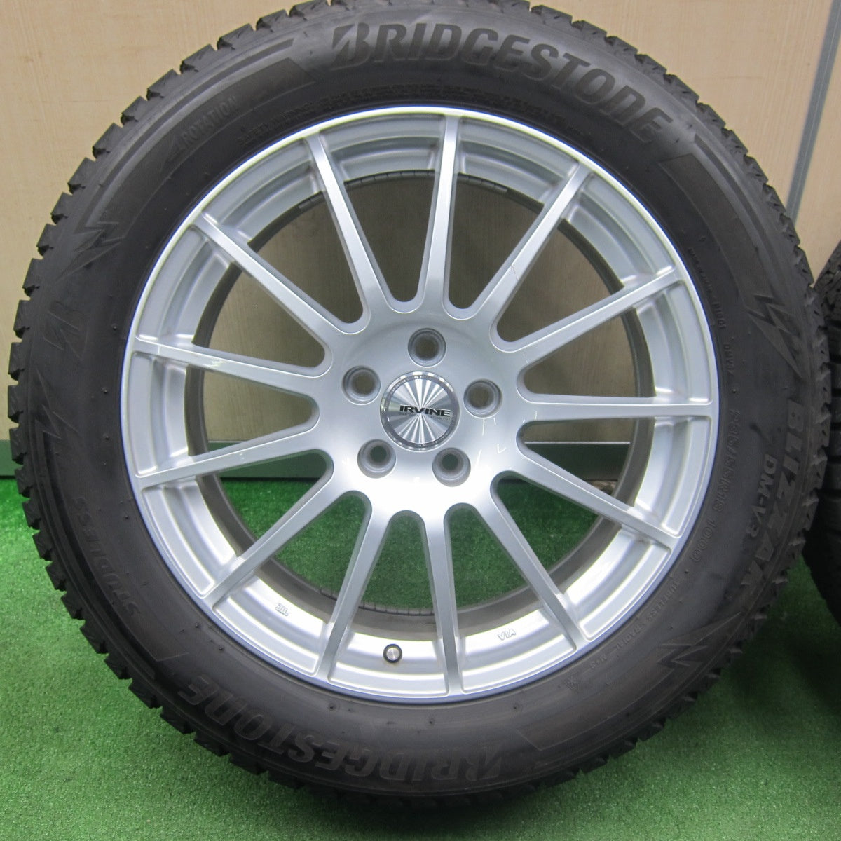 [送料無料] バリ溝！22年！キレイ！8.5分★ボルボ 等 IRVINE 235/55R18 スタッドレス ブリヂストン ブリザック DM-V3 アーヴィン 18インチ PCD108/5H★4121412TNス