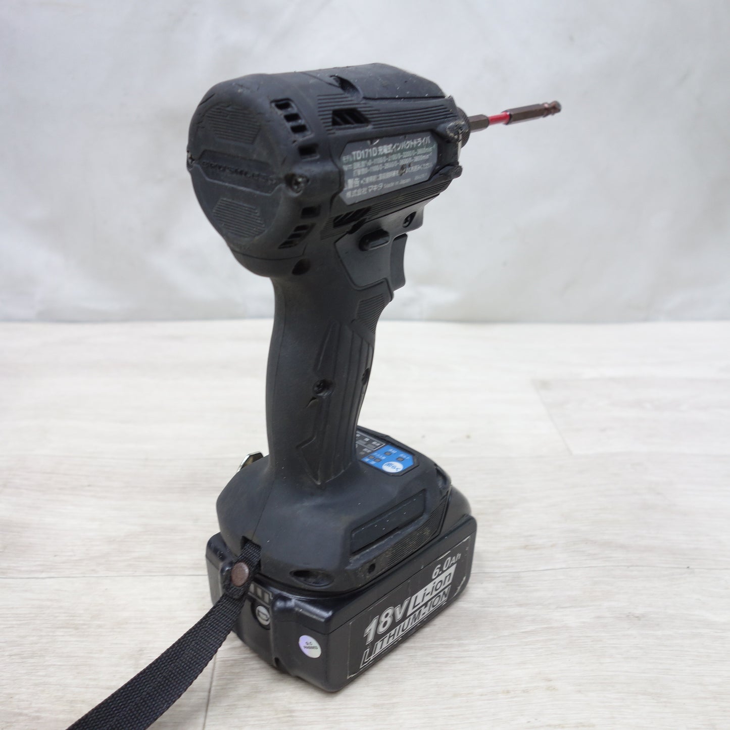 [送料無料] バッテリー2個!付属品付き◆マキタ 充電式 インパクト ドライバ 18V TD171D 充電器 ケース付き 電動 工具◆