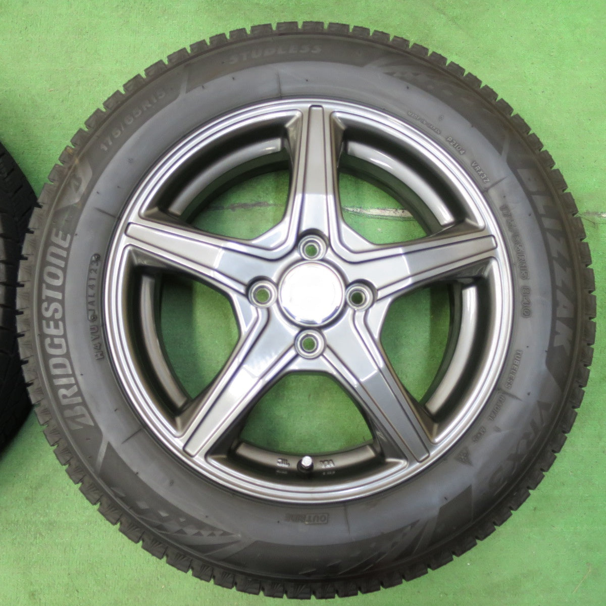 [送料無料] バリ溝！23年！キレイ！ほぼ10分★スタッドレス 175/65R15 ブリヂストン ブリザック VRX3 TOPRUN トップラン 15インチ PCD100/4H★4121104イス