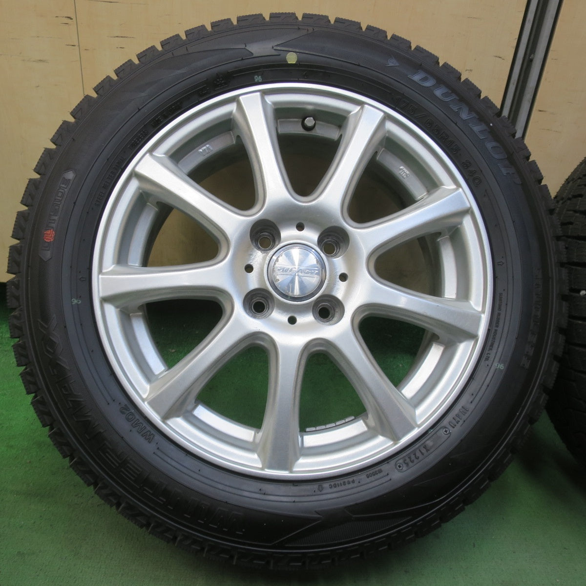 ほぼ未使用！25年★スタッドレス 175/65R15 ダンロップ ウインターマックス WM02 DUFACT デュファクト 15インチ PCD100/4H★6041108イス