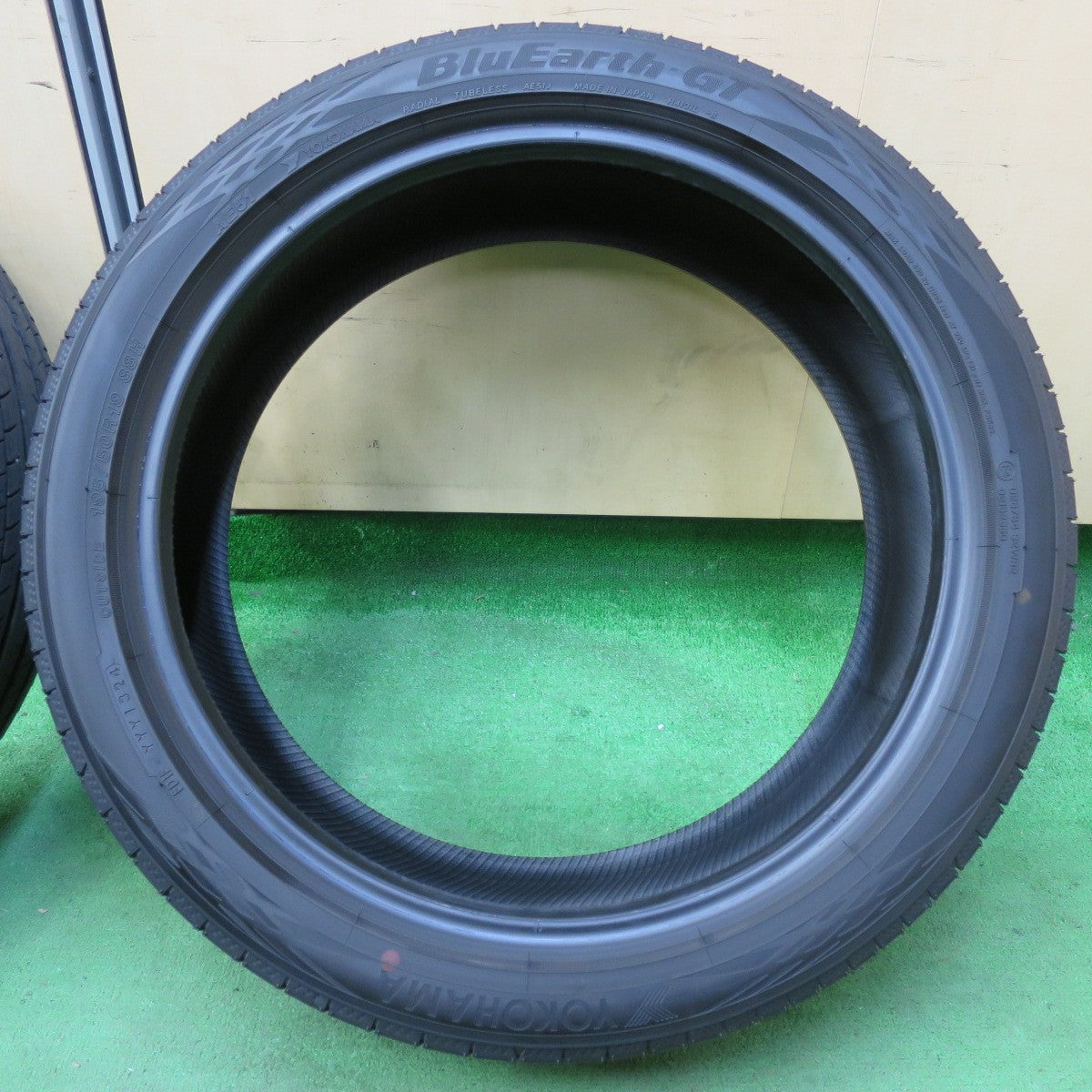 [送料無料] バリ溝！24年！ほぼ10分★195/50R19 ヨコハマ BluEarth-GT AE51 ブルーアースGT タイヤ 19インチ 60系 プリウス 等★4110505イノタ