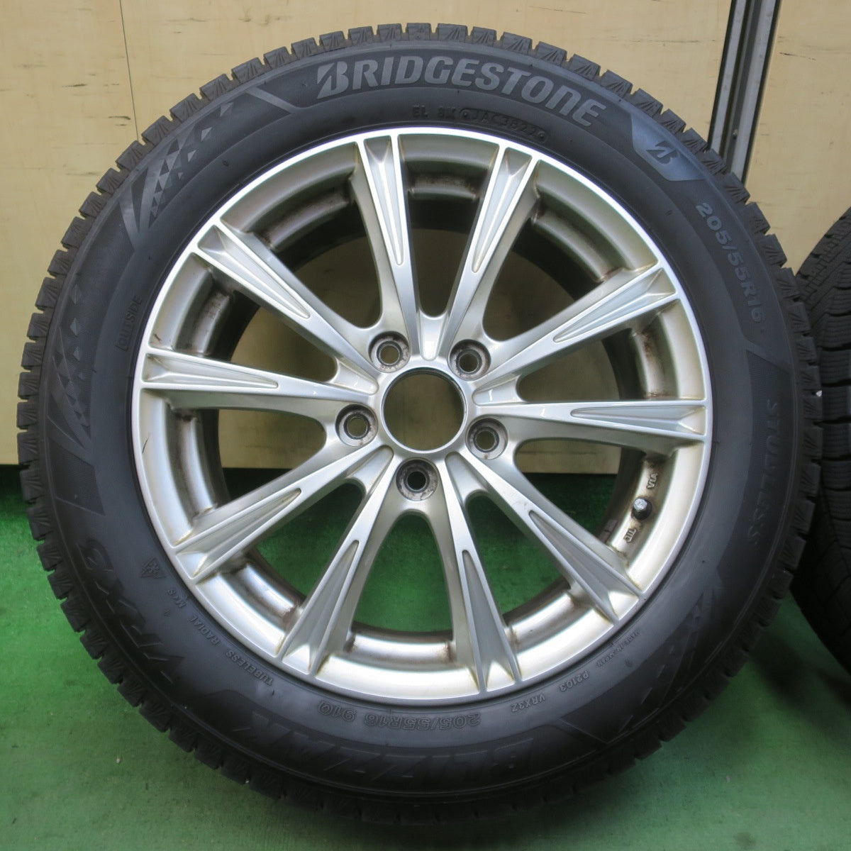 バリ溝！22年！9分★ボルボ 等 阿部商会 205/55R16 スタッドレス ブリヂストン ブリザック VRX3 16インチ PCD108/5H★6020406イス
