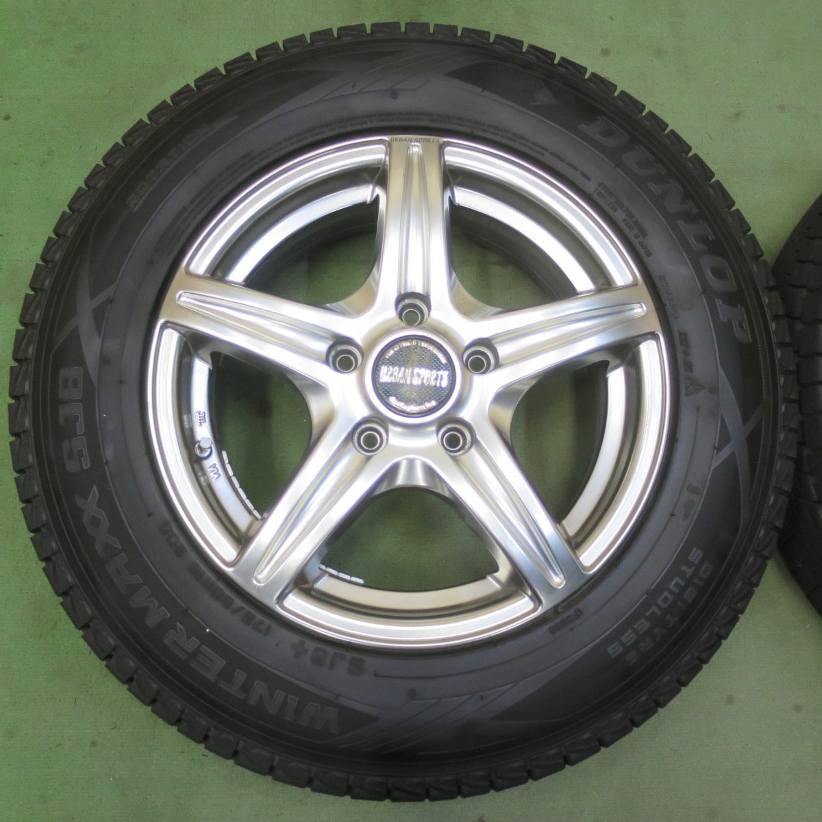 バリ溝！22年！9.5分★URBAN SPORTS 4×4 Engineering 175/80R15 スタッドレス ダンロップ ウインターマックス SJ8 SJ8+ 15インチ PCD114.3/5H★6052503イス