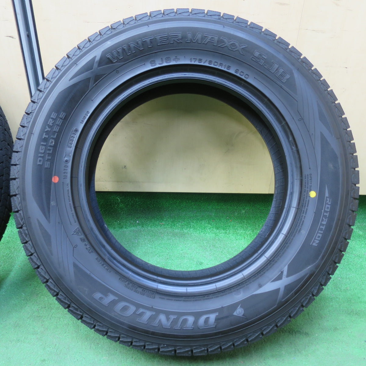 [送料無料] ほぼ未使用！22年★スタッドレス 175/80R15 ダンロップ ウインターマックス SJ8 タイヤ 15インチ パジェロミニ テリオスキッド等★4111107イスタ
