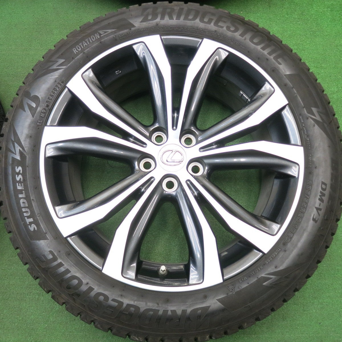 バリ溝！22年！8.5分★レクサス RX バージョンL 純正 235/55R20 スタッドレス ブリヂストン ブリザック DM-V3 20インチ PCD114.3/5H★5050305HAス