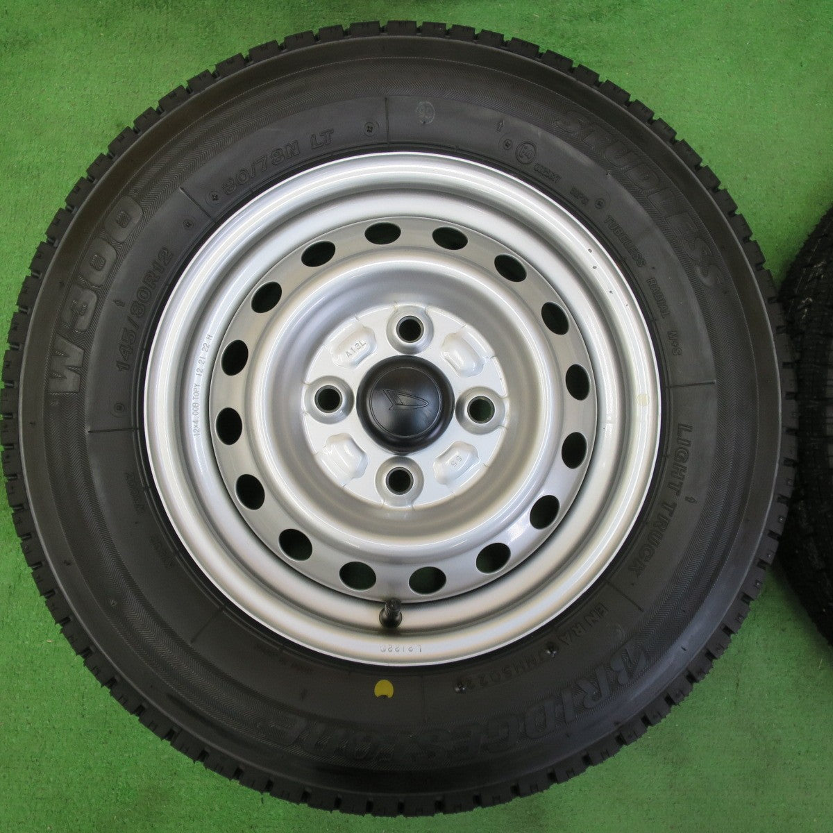 [送料無料] ほぼ未使用！22年★ダイハツ ハイゼット 純正 スチール 145/80R12 80/78N スタッドレス ブリヂストン W300 12インチ PCD100/4H★4100710イス
