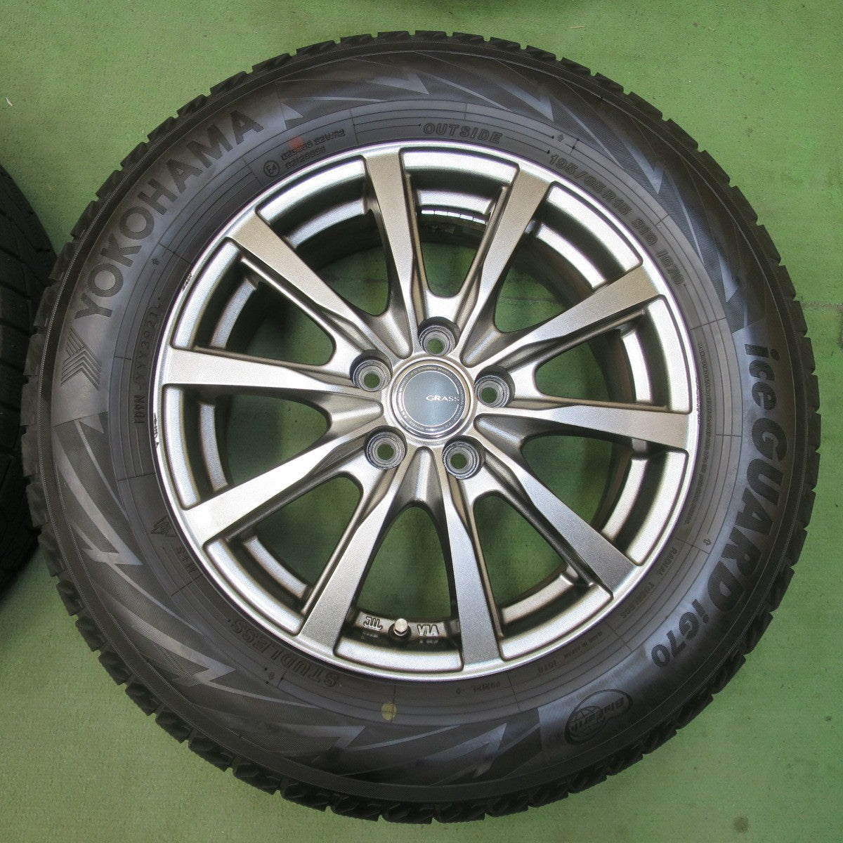 キレイ★プリウス 等 195/65R15 スタッドレス ヨコハマ アイスガード iG70 GRASS グラス 15インチ PCD100/5H★6041603イス