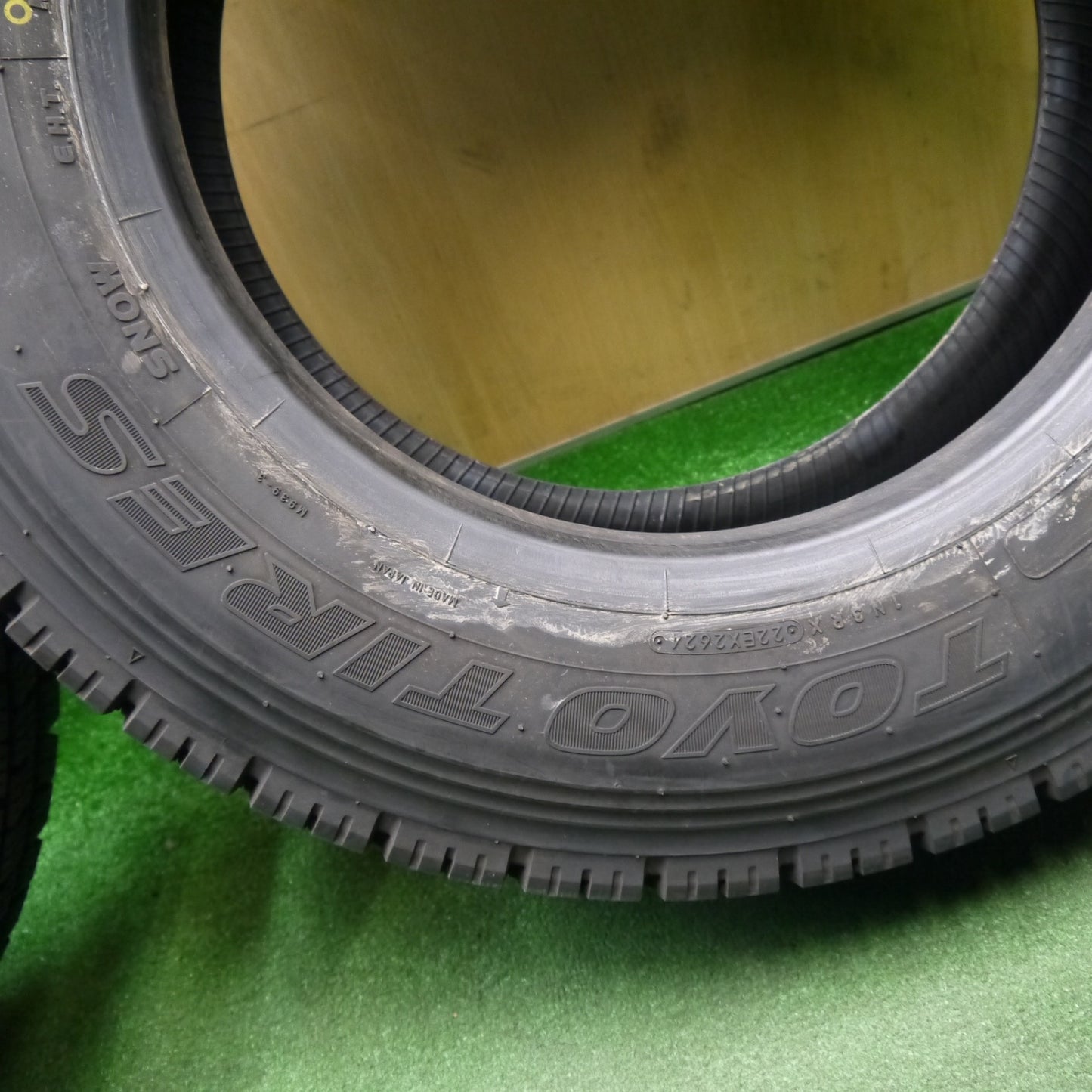 バリ溝！24年！9.5分！2本★トラック タイヤ 245/70R19.5 136/134J スタッドレス トーヨー M939 19.5インチ★5121215Hスタ