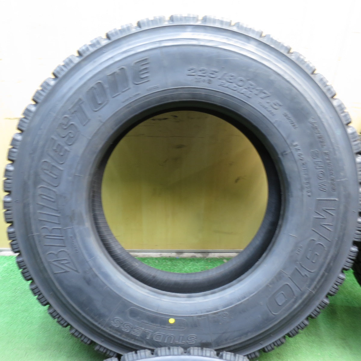 *送料無料* 未使用！22年★トラック タイヤ 225/80R17.5 123/122L スタッドレス ブリヂストン W910 タイヤ 17.5インチ★4033009KKスタ