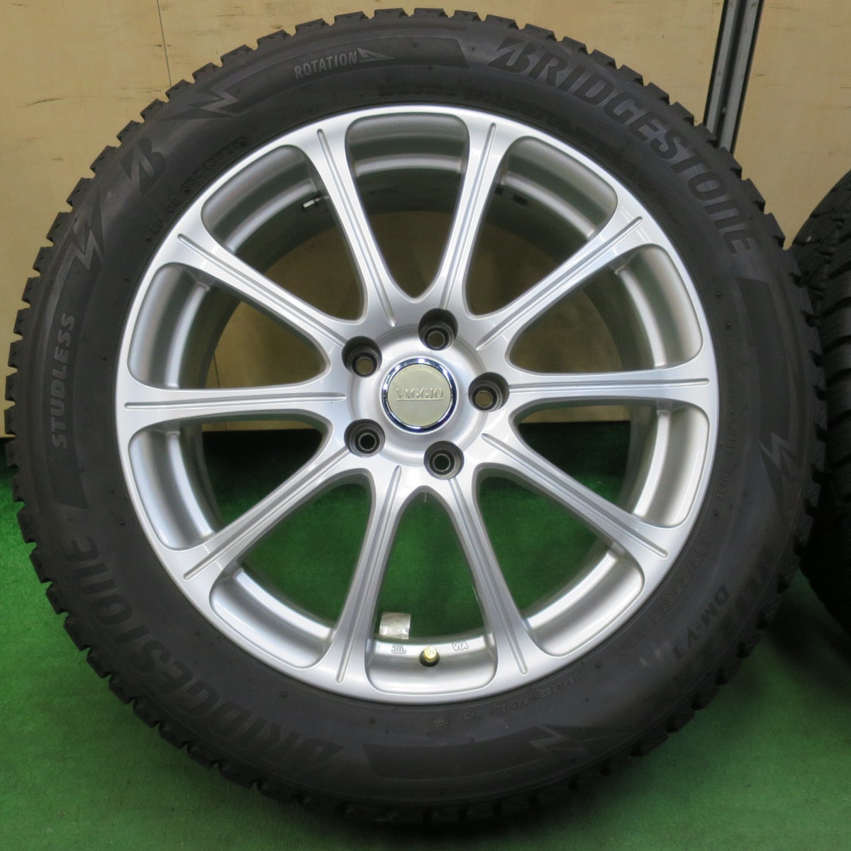 [送料無料] バリ溝！20年！キレイ！9.5分★スタッドレス 225/55R18 ブリヂストン ブリザック DM-V3 VAGGIO 18インチ PCD114.3/5H★4120309イス