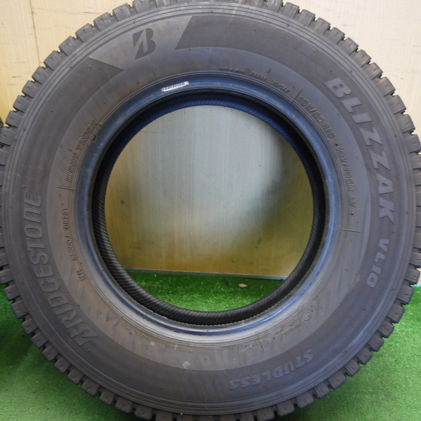 バリ溝！23年！9.5分★スタッドレス 195/80R15 107/105N ブリヂストン ブリザック VL10 タイヤ 15インチ ハイエース キャラバン 等★6070306Hスタ