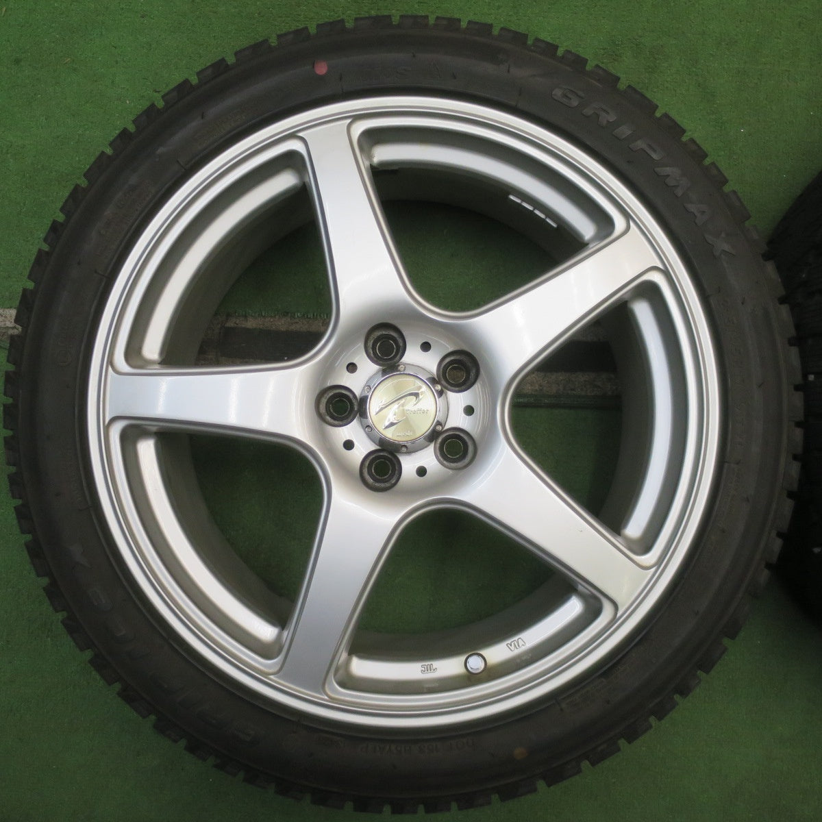 バリ溝！23年！キレイ！9.5分以上★プリウス 等 215/45R17 スタッドレス グリップマックス GRIP ICE X Treffer トレファー 17インチ PCD100/5H★5100201NJス