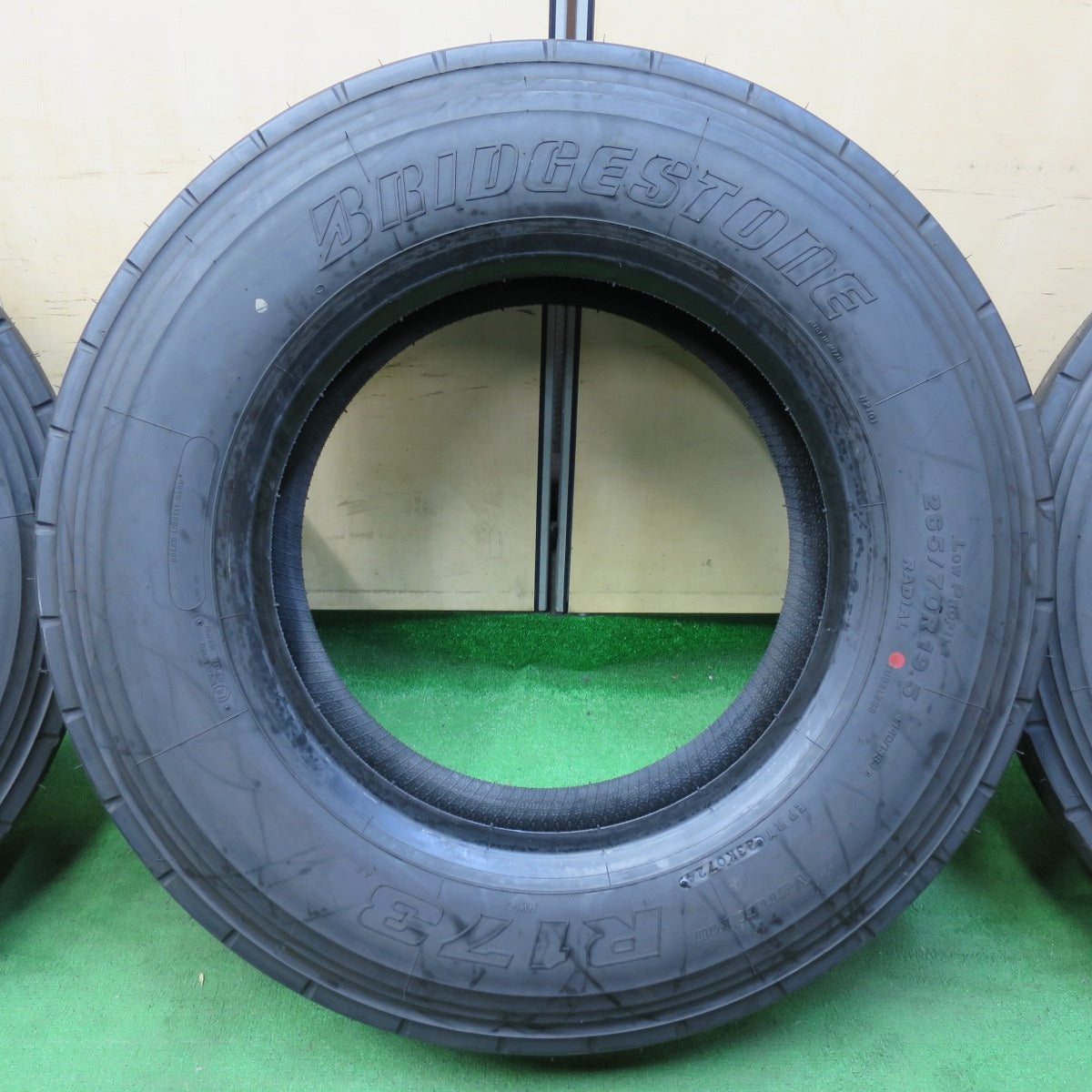 *送料無料* 新車外し！24年★トラック タイヤ 265/70R19.5 140/138J ブリヂストン R173 19.5インチ★4062406イノタ