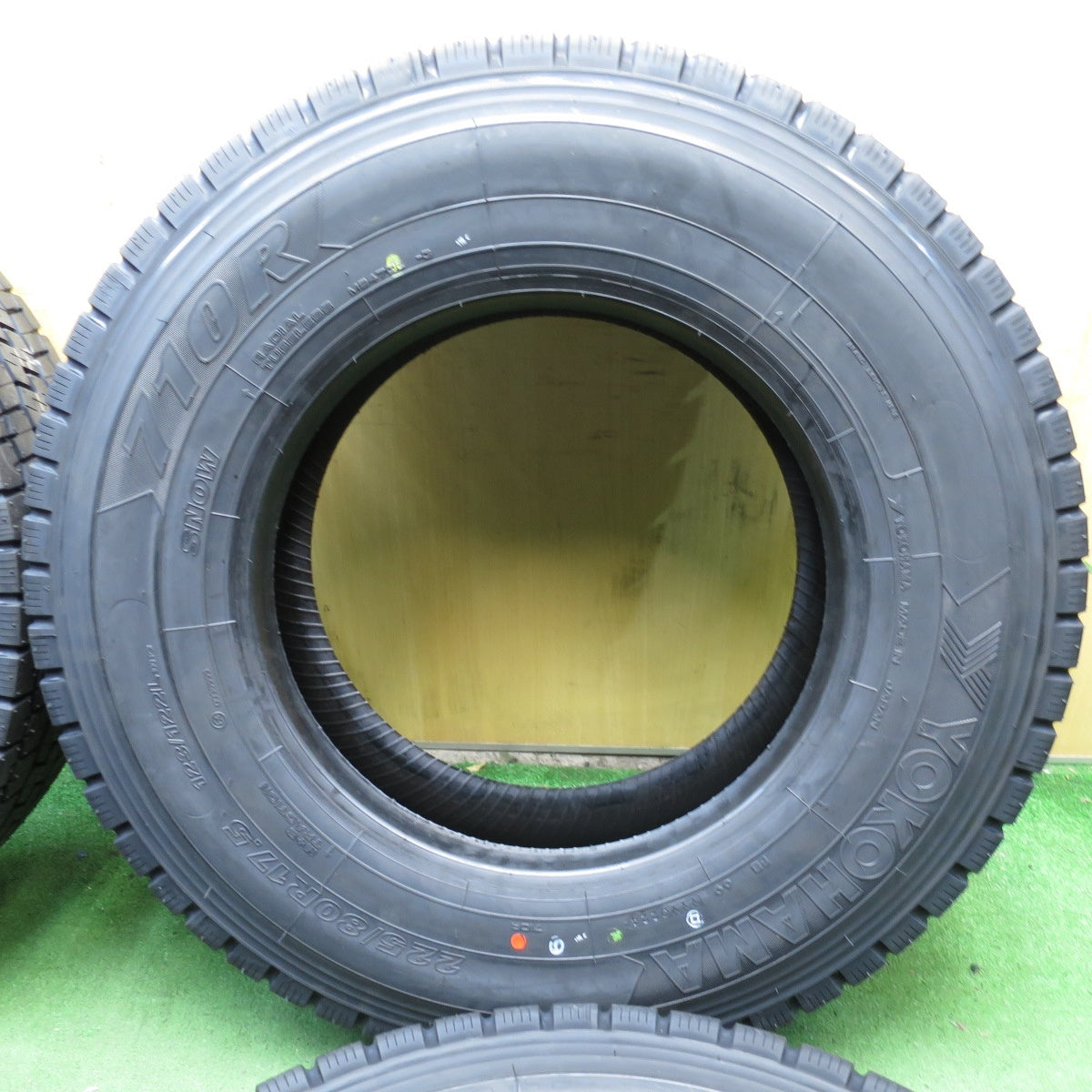 *送料無料* 未使用！24年★トラック タイヤ 225/80R17.5 123/122L ヨコハマ 710R ミックス 17.5インチ★4033013KKスタ