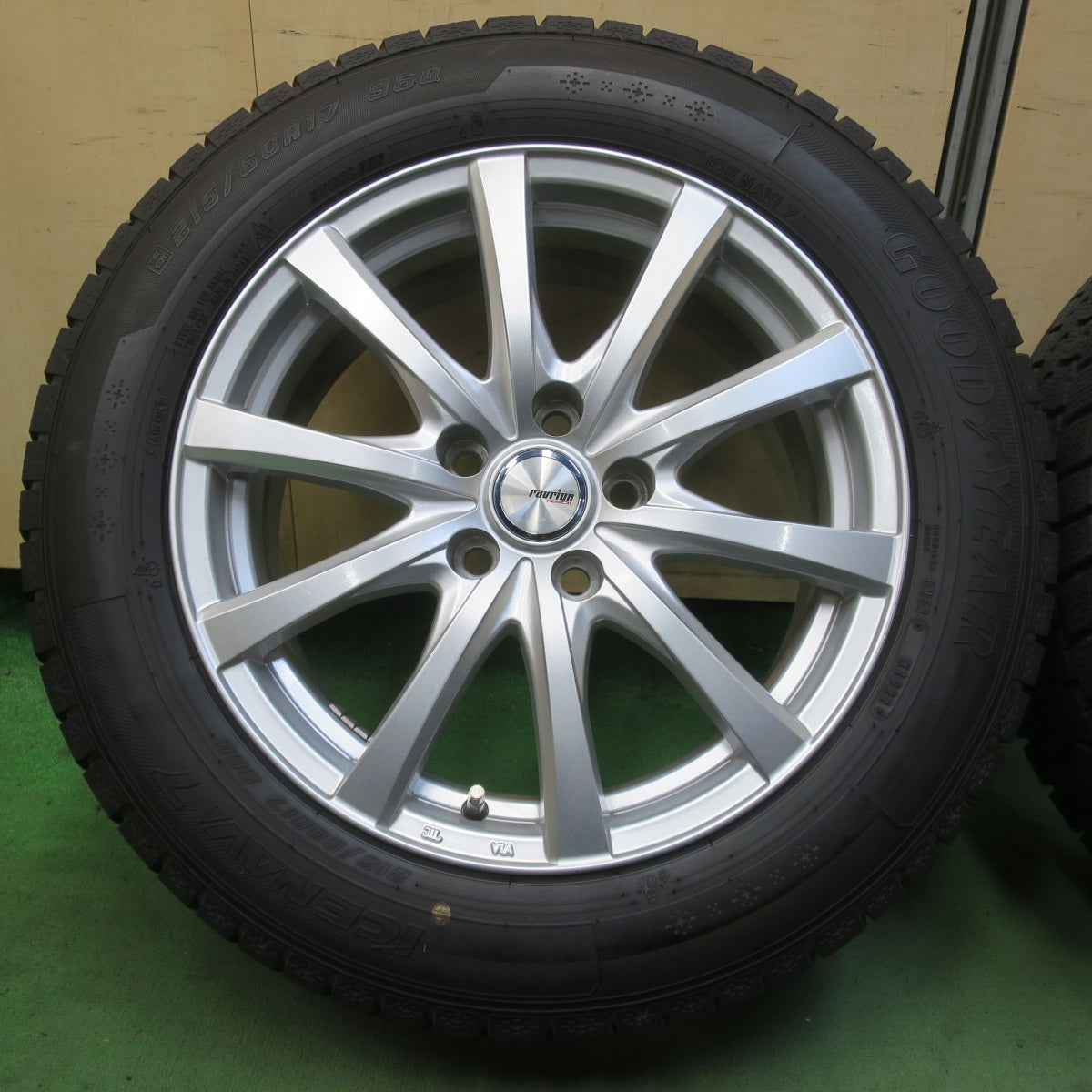 超バリ溝！22年！キレイ！ほぼ10分★スタッドレス 215/60R17 グッドイヤー アイスナビ7 ravrion RS01 ラブリオン 17インチ PCD114.3/5H★6041605イス