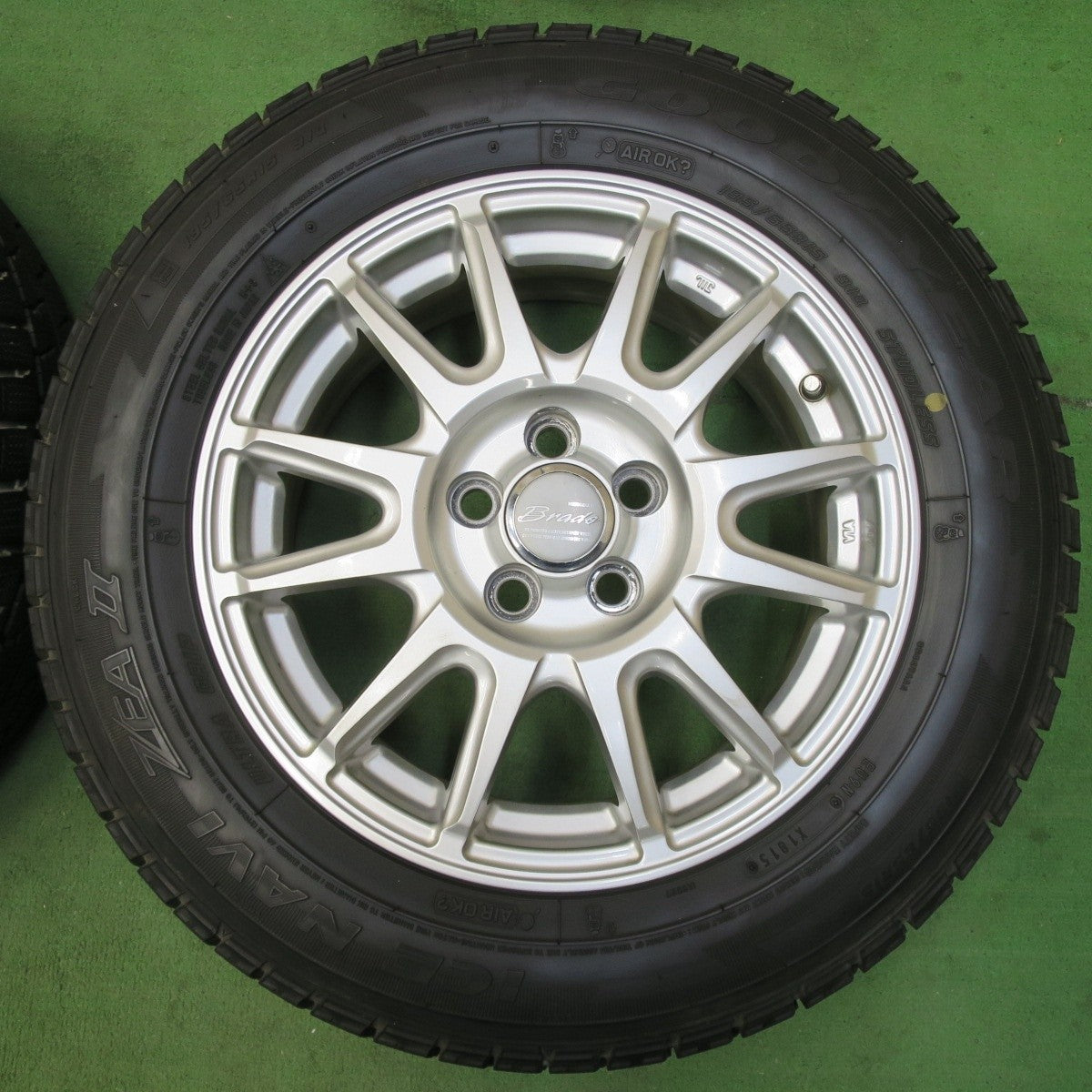 キレイ！8.5分★195/65R15 スタッドレス グッドイヤー アイスナビ ZEA2 Brade 15インチ PCD100/5H★5032613イス