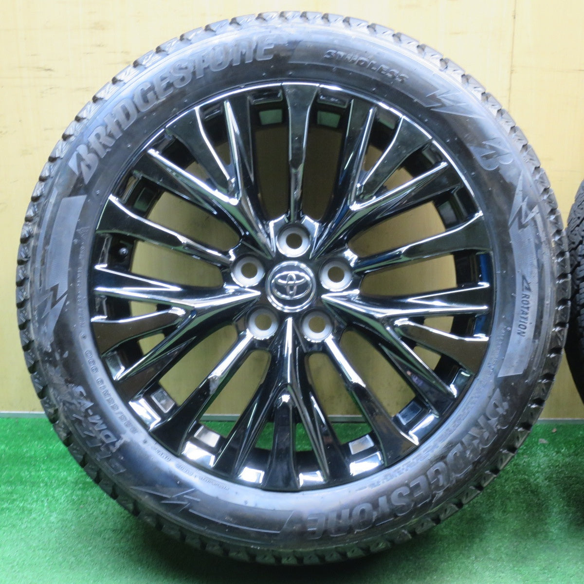 バリ溝！23年！キレイ！9.5分★トヨタ 40系 ヴェルファイア アルファード Zプレミア 純正 225/55R19 スタッドレス ブリヂストン ブリザック DM-V3 19インチ PCD120/5H★6020301NJス