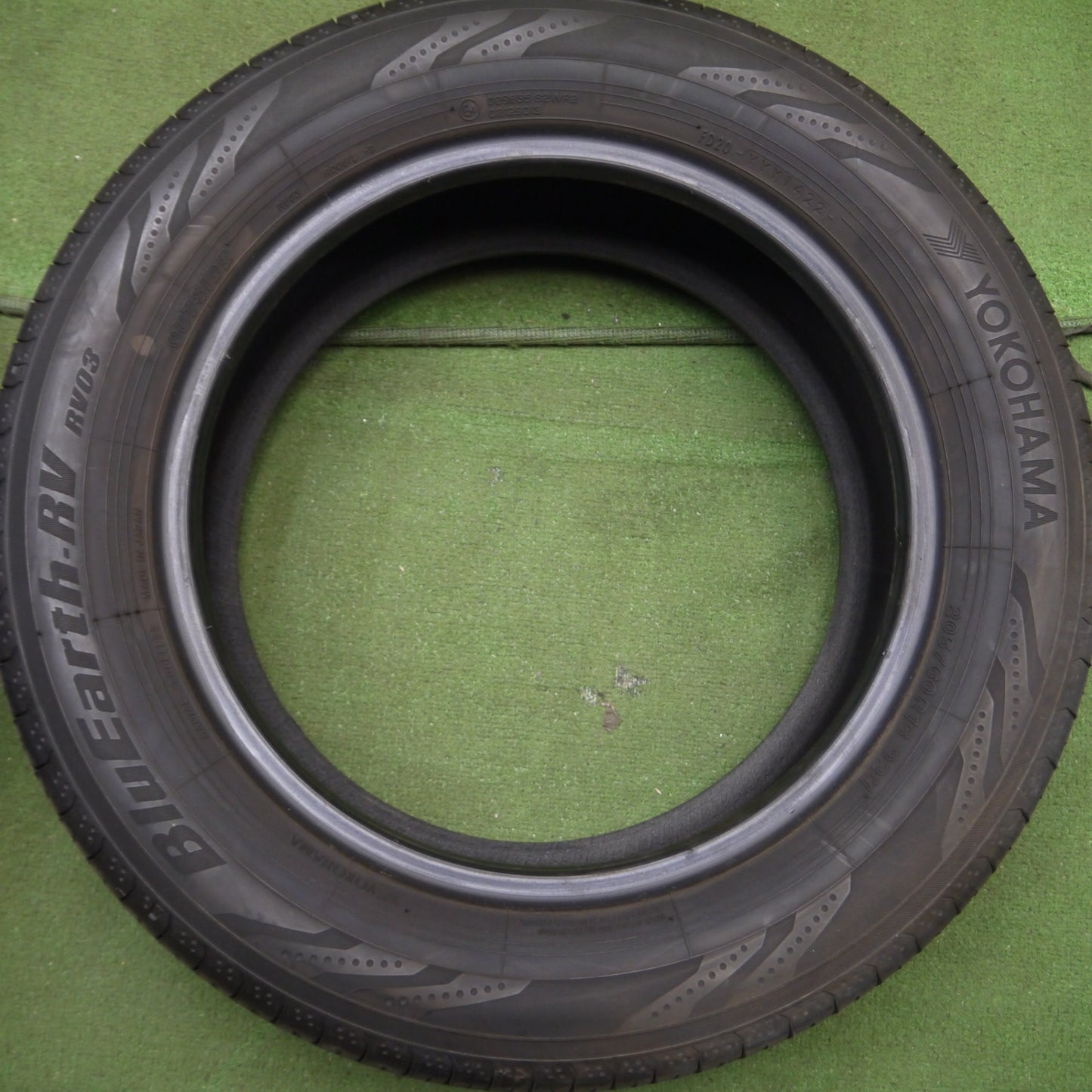 *送料無料* バリ溝！22年！9.5分★205/60R16 ヨコハマ BluEarth-RV RV03 ブルーアース タイヤ 16インチ ノア ヴォクシー ステップワゴン等★4051703Hノタ