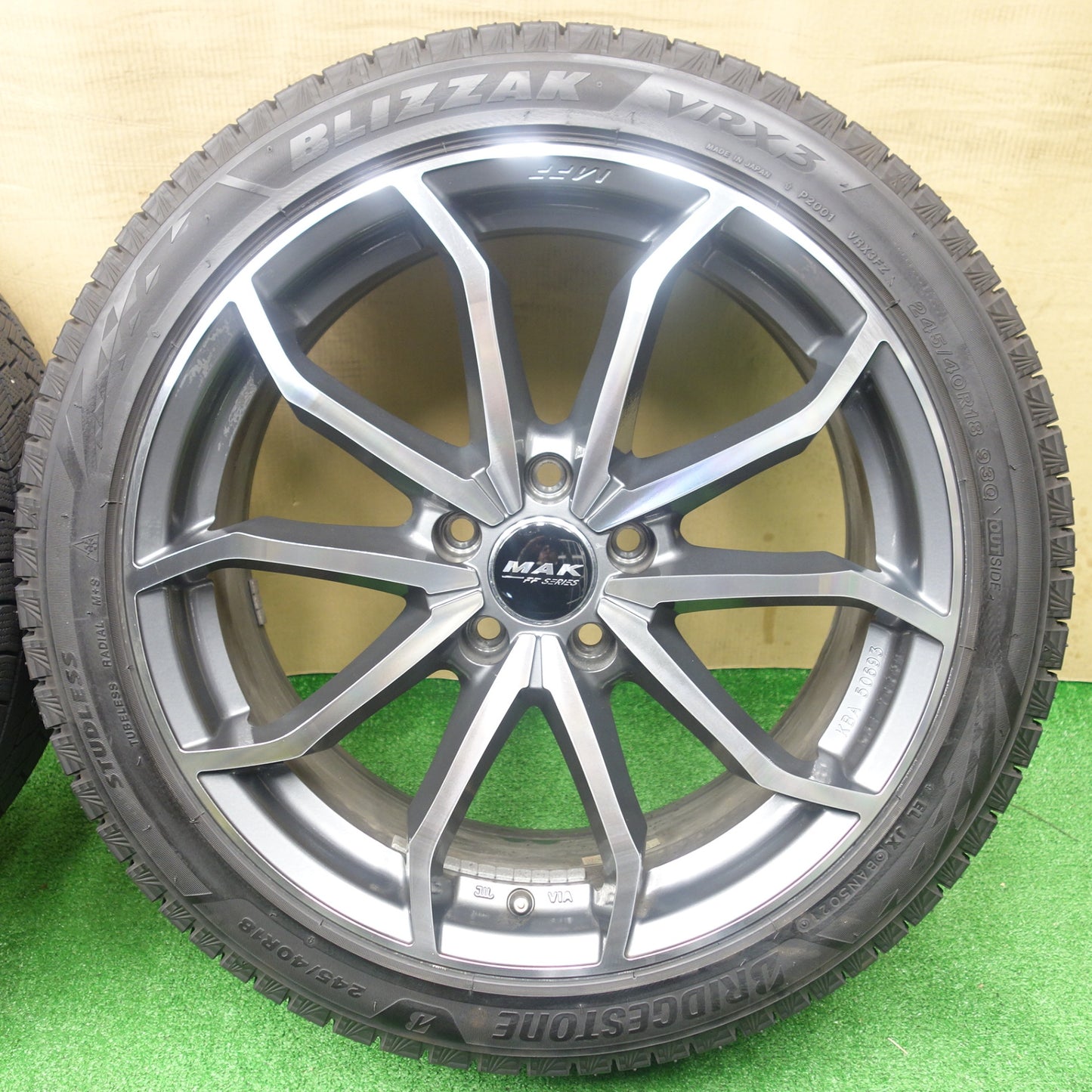 バリ溝！キレイ！9.5分★アウディ 等 MAK LOWE FF MFF 245/40R18 スタッドレス ブリヂストン ブリザック VRX3 レーベ レーヴェ 18インチ PCD112/5H★5122507KTス