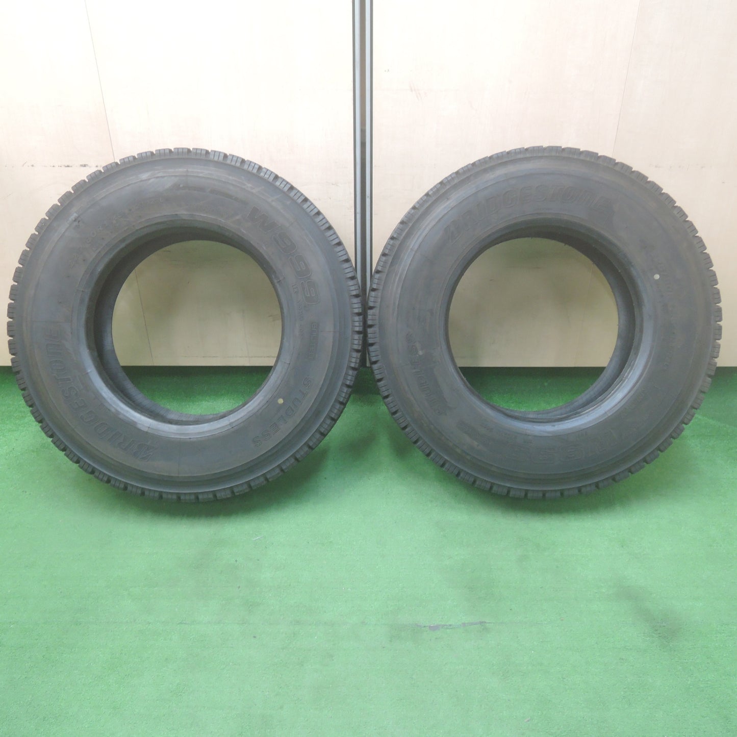 *送料無料* バリ溝！23年！9.5分★トラック タイヤ 225/80R17.5 123/122L スタッドレス ブリヂストン W999 17.5インチ★4042403KMスタ