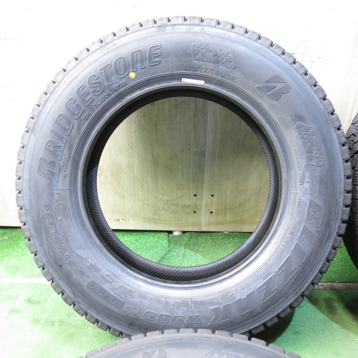 *送料無料* 未使用！23年★トラック タイヤ 205/70R16 111/109N スタッドレス ブリヂストン ブリザック W989 16インチ★4052405クスタ