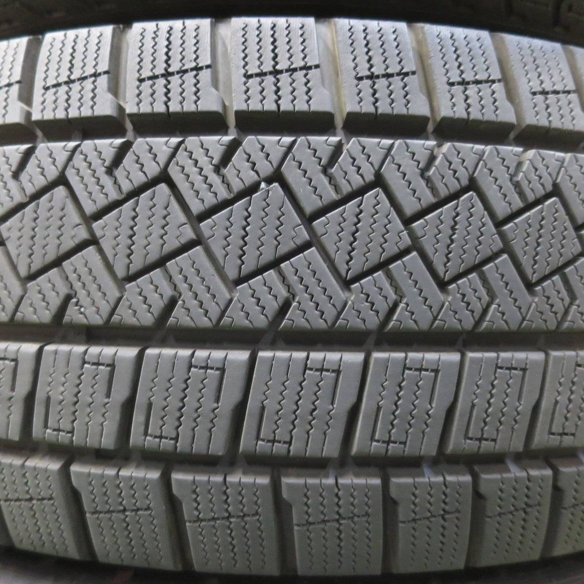 バリ溝！24年！9.5分★プリウス 等 215/45R17 スタッドレス ピレリ アイスゼロ アシンメトリコ FEID フェイド 17インチ PCD100/5H★6032504イス