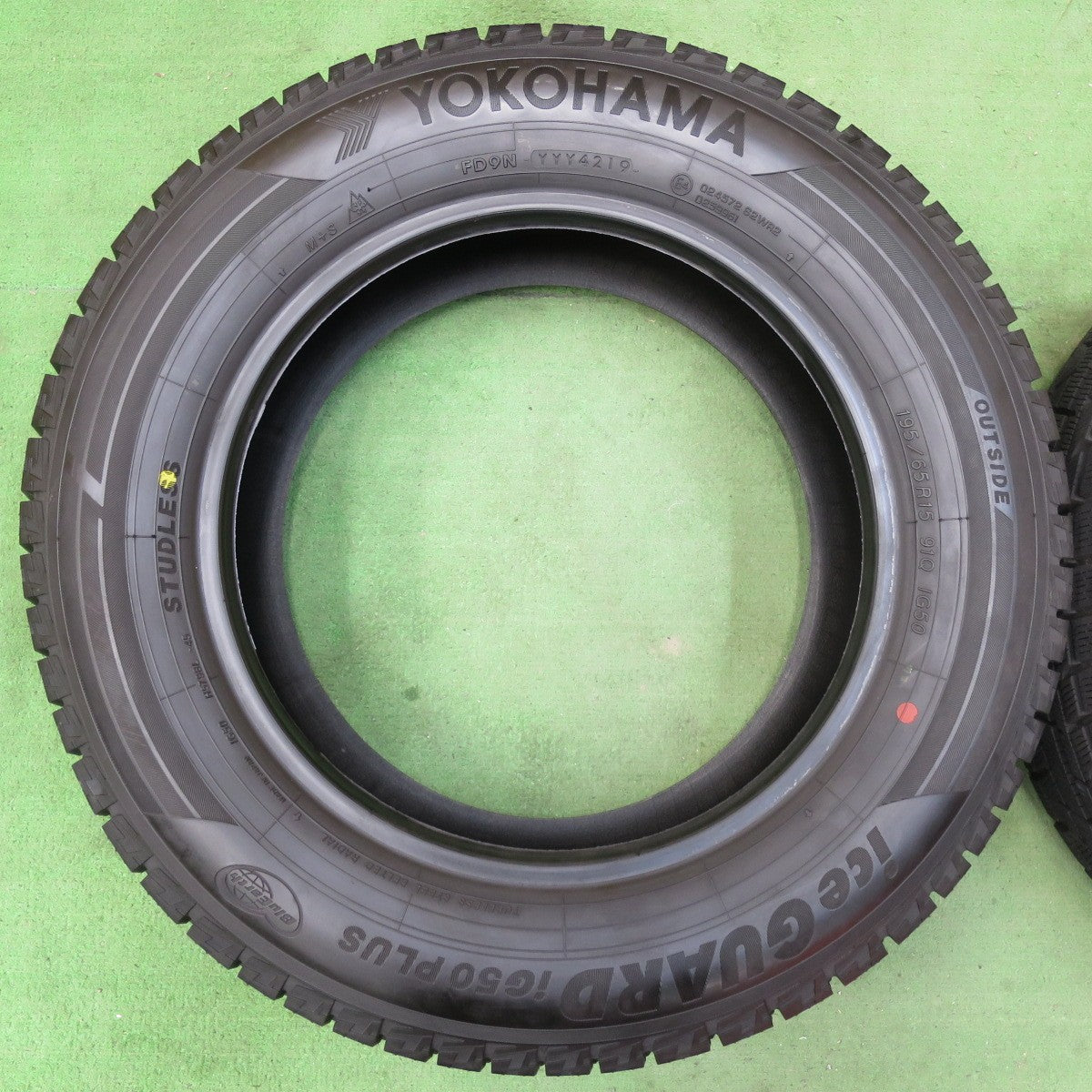[送料無料] バリ溝！ほぼ10分★スタッドレス 195/65R15 ヨコハマ アイスガード iG50 プラス タイヤ 15インチ プリウス ノア ヴォクシー 等★5021405イスタ
