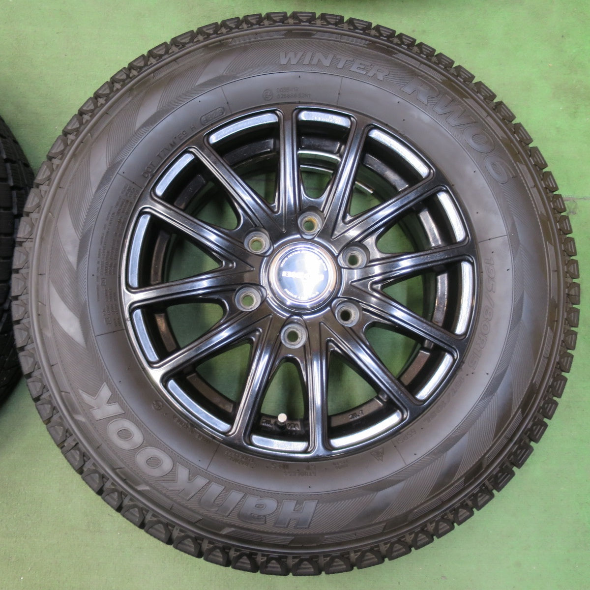 バリ溝！23年！キレイ！9.5分★200系 ハイエース BISON BN-01 195/80R15 107/105L スタッドレス ハンコック ウインター RW06 バイソン 15インチ PCD139.7/6H★5110408イス