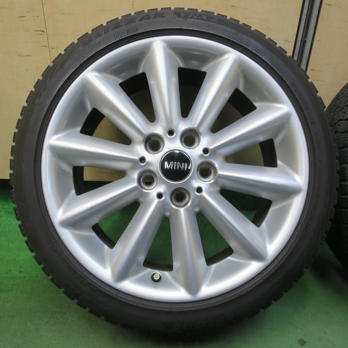 バリ溝！8.5分★MINI F55 F56 ミニ クーパー F54 クラブマン 等 純正 205/45R17 スタッドレス ブリヂストン ブリザック VRX2 17インチ PCD112/5H★5122912イス