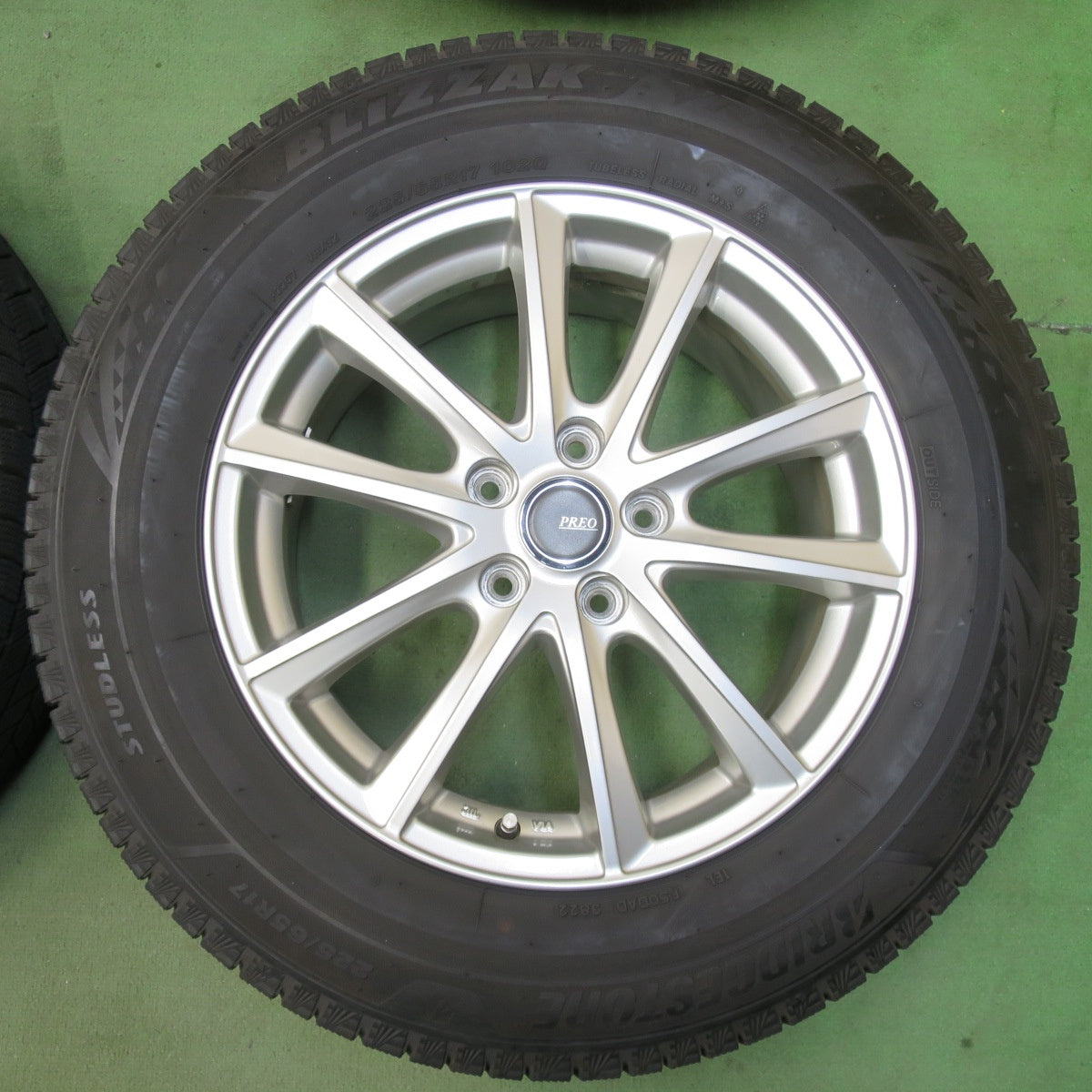 バリ溝！22年！キレイ！9分★スタッドレス 225/65R17 ブリヂストン ブリザック VRX3 PREO プレオ 17インチ PCD114.3/5H★5112201イス