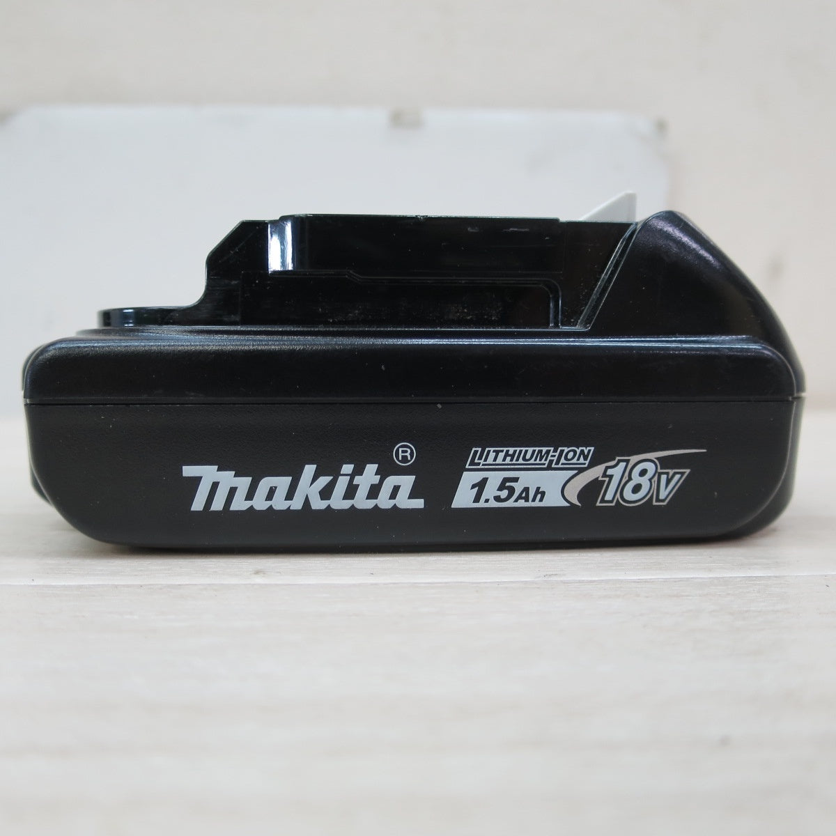 [送料無料] キレイ！充電回数6回☆マキタ 純正 リチウム イオン バッテリー BL1815N 18V 1.5Ah 27Wh 電動 工具 インパクト 等に☆