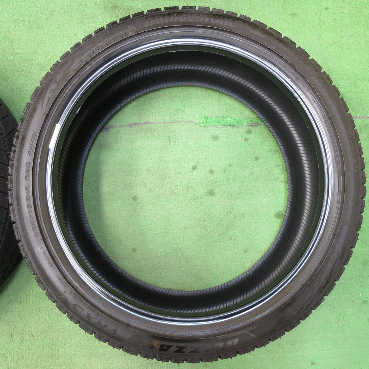 [送料無料] バリ溝！23年！9.5分以上★スタッドレス 225/40R18 ブリヂストン ブリザック VRX3 タイヤ 18インチ インプレッサ レガシィ 等★5030609イスタ