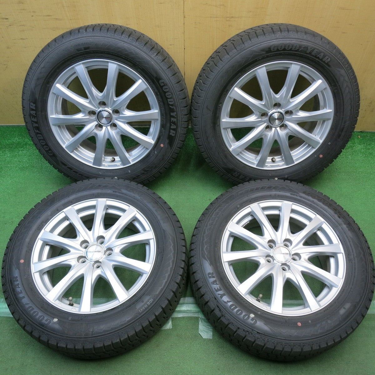 バリ溝！キレイ！9.5分◎ライズ ロッキー 等 195/65R16 スタッドレス グッドイヤー アイスナビ8 ravrion RS01 ラブリオン 16インチ PCD100/5H◎6092713HAス