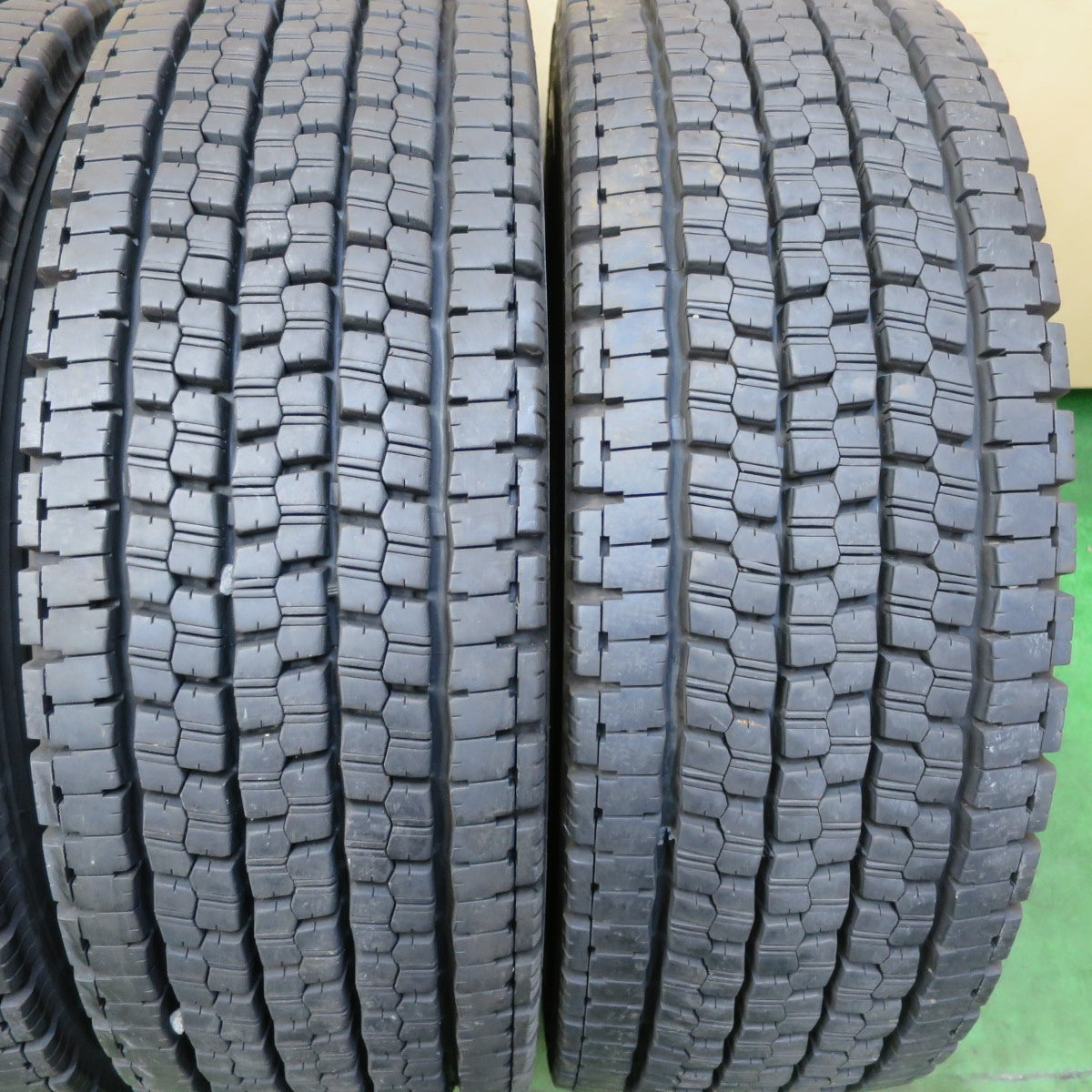 バリ溝！23年！9.5分★トラック タイヤ 245/70R19.5 136/134J スタッドレス ブリヂストン W999 19.5インチ★5041802イスタ