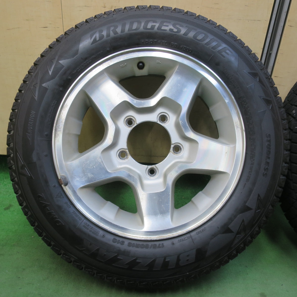 4本価格★スズキ ジムニー 純正 175/80R16 スタッドレス ブリヂストン ブリザック DM-V2 16インチ PCD139.7/5H★6020607イス