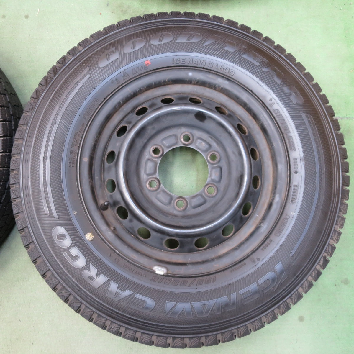 バリ溝！23年！9.5分以上★トヨタ 200系 ハイエース 純正 スチール 195/80R15 107/105L スタッドレス グッドイヤー アイスナビ CARGO カーゴ 15インチ PCD139.7/6H★6043012イス