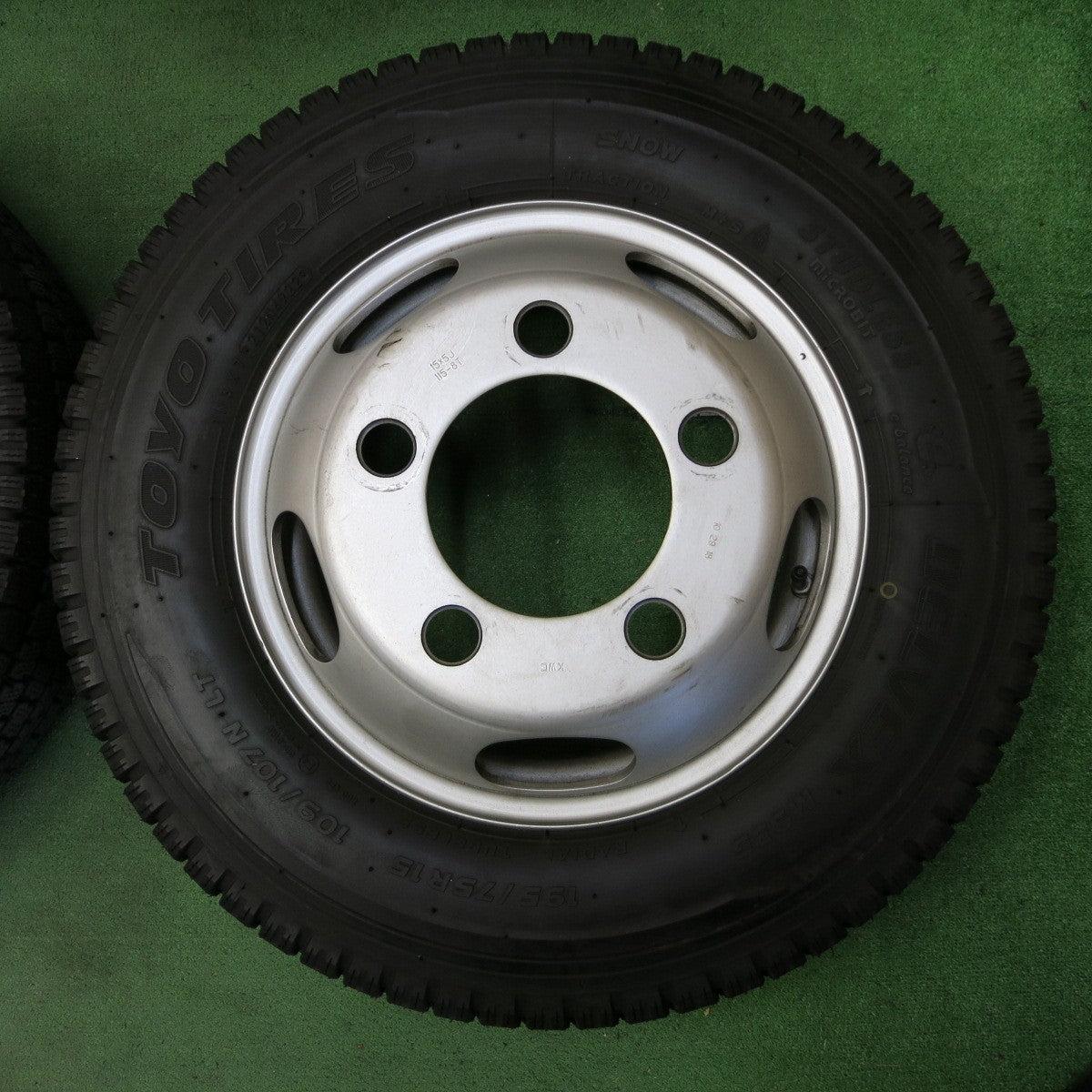 *送料無料* バリ溝！22年！9.5分以上★トラック タイヤ 195/75R15 109/107N スタッドレス トーヨー デルベックス M935 KWC スチール 115-8T PCD208/5H★4061501ナス