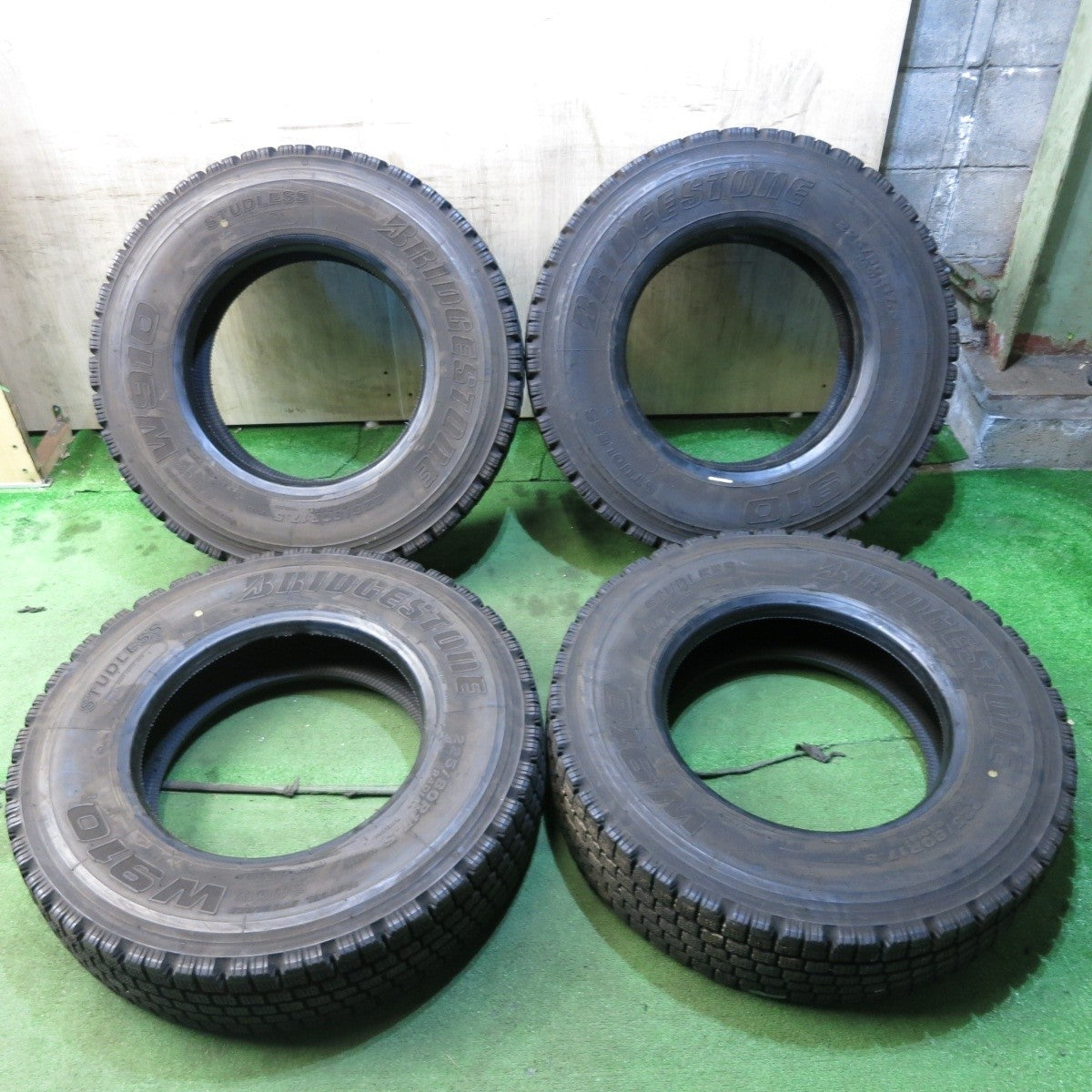 バリ溝！22年！8.5分★トラック タイヤ 225/80R17.5 123/122L スタッドレス ブリヂストン W910 17.5インチ★4021402クスタ