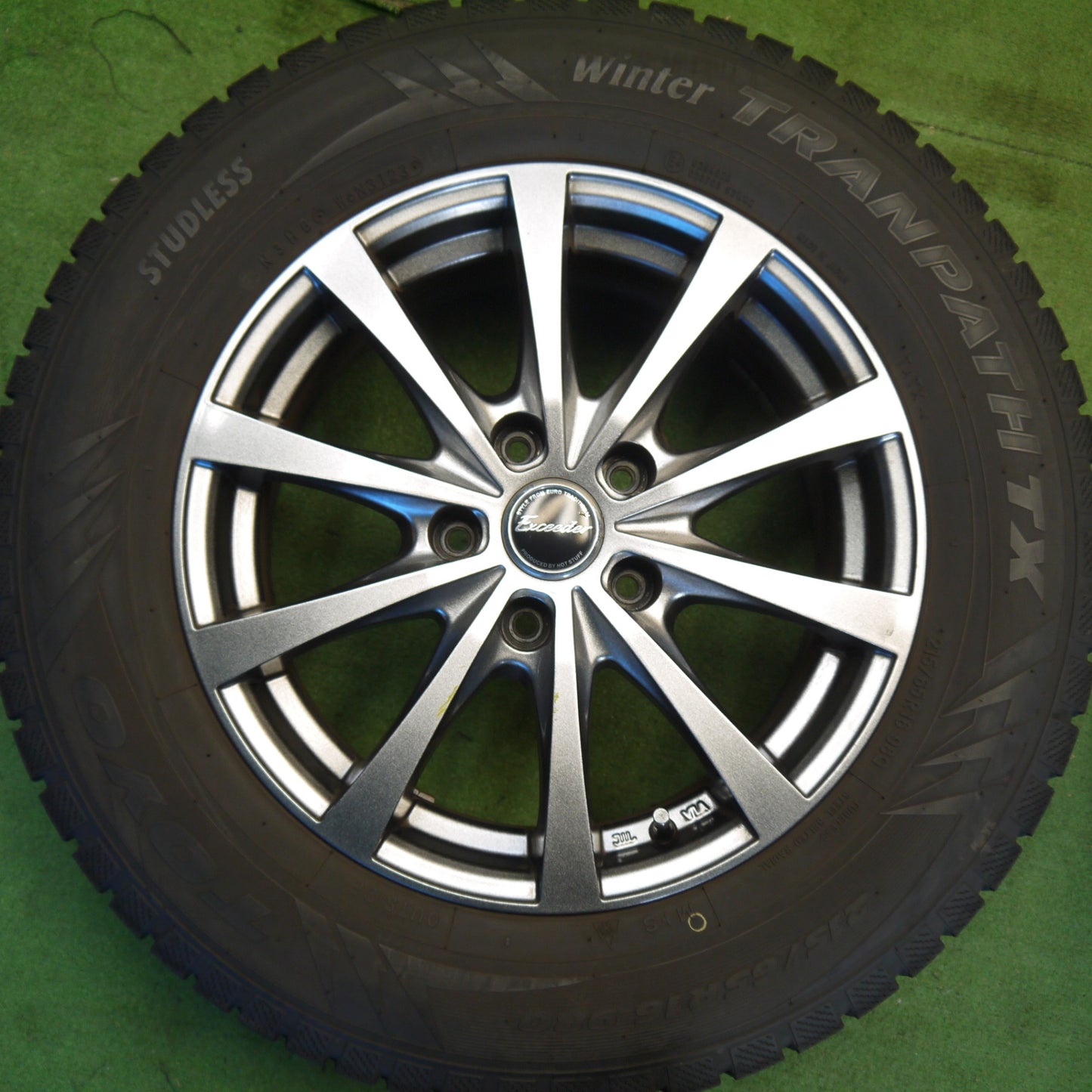 バリ溝！23年！キレイ！9.5分★スタッドレス 215/65R16 トーヨー ウインター トランパス TX Exceeder エクシーダー 16インチ PCD114.3/5H★6041706Hス